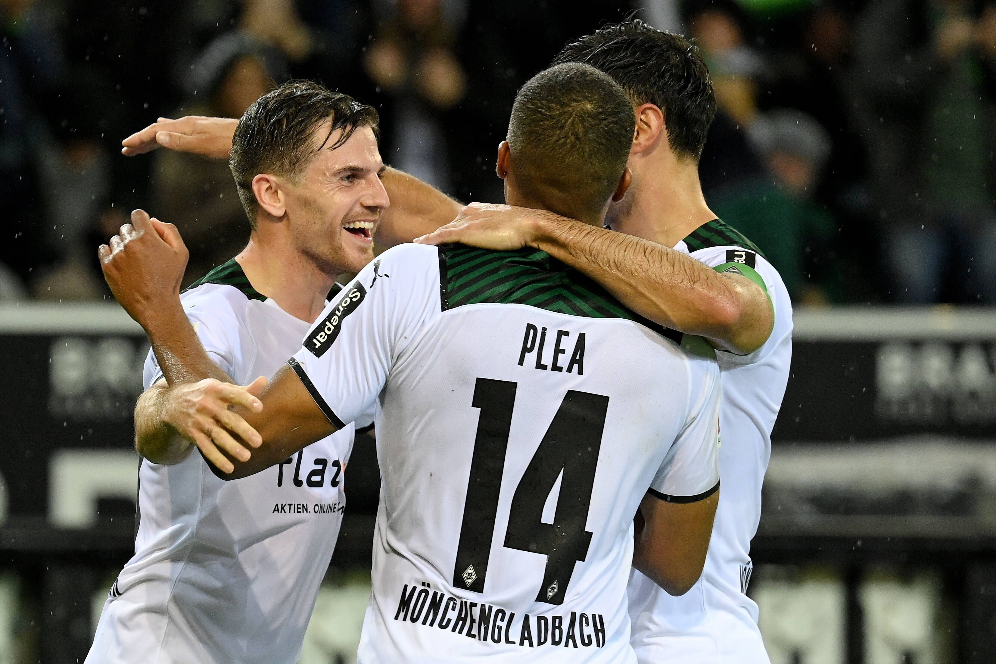 Jonas Hofmann (l.) umarmt lachend Alassane Plea und Lars Stindl (r.), alle von Borussia Mönchengladbach, am 31. Oktober 2021, im Bundesligaspiel gegen den VfL Bochum.