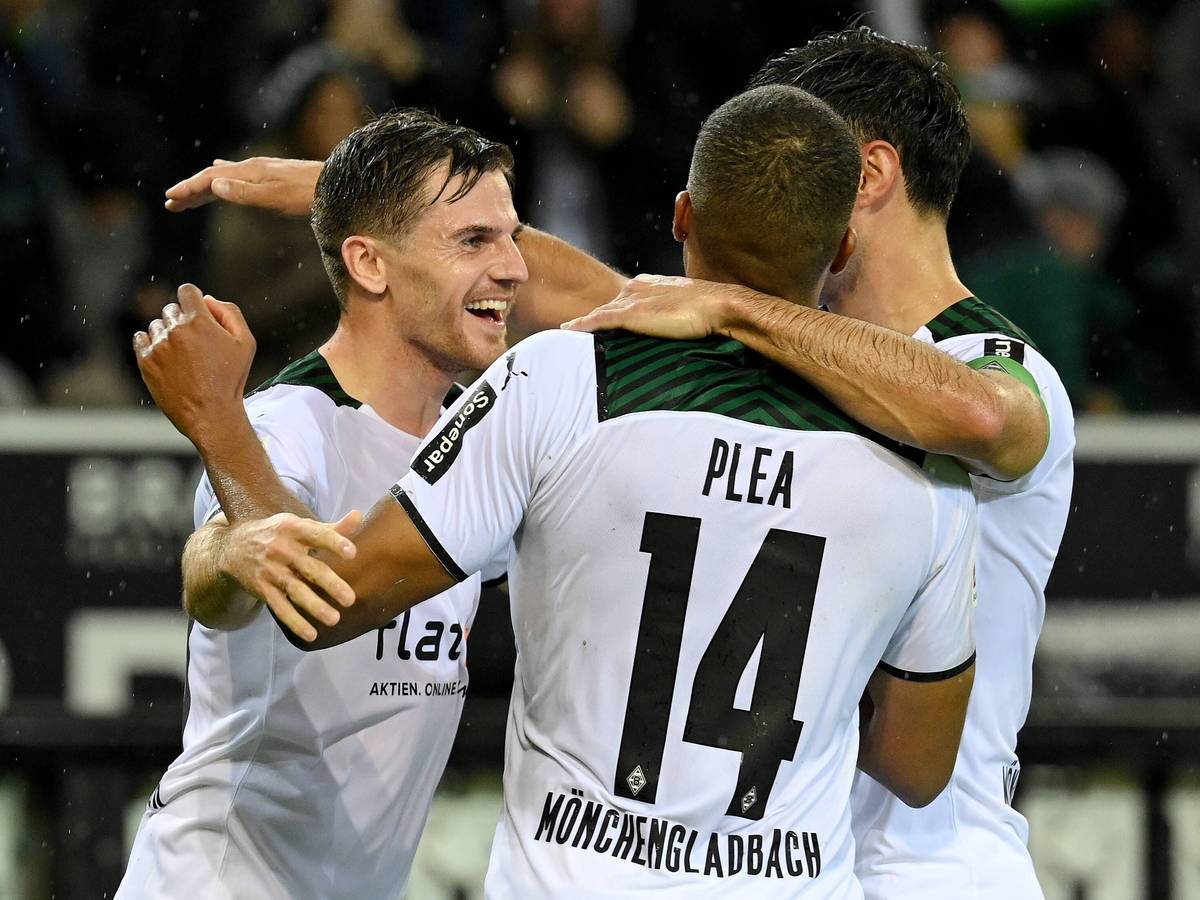 Jonas Hofmann (l.) umarmt lachend Alassane Plea und Lars Stindl (r.), alle von Borussia Mönchengladbach, am 31. Oktober 2021, im Bundesligaspiel gegen den VfL Bochum.