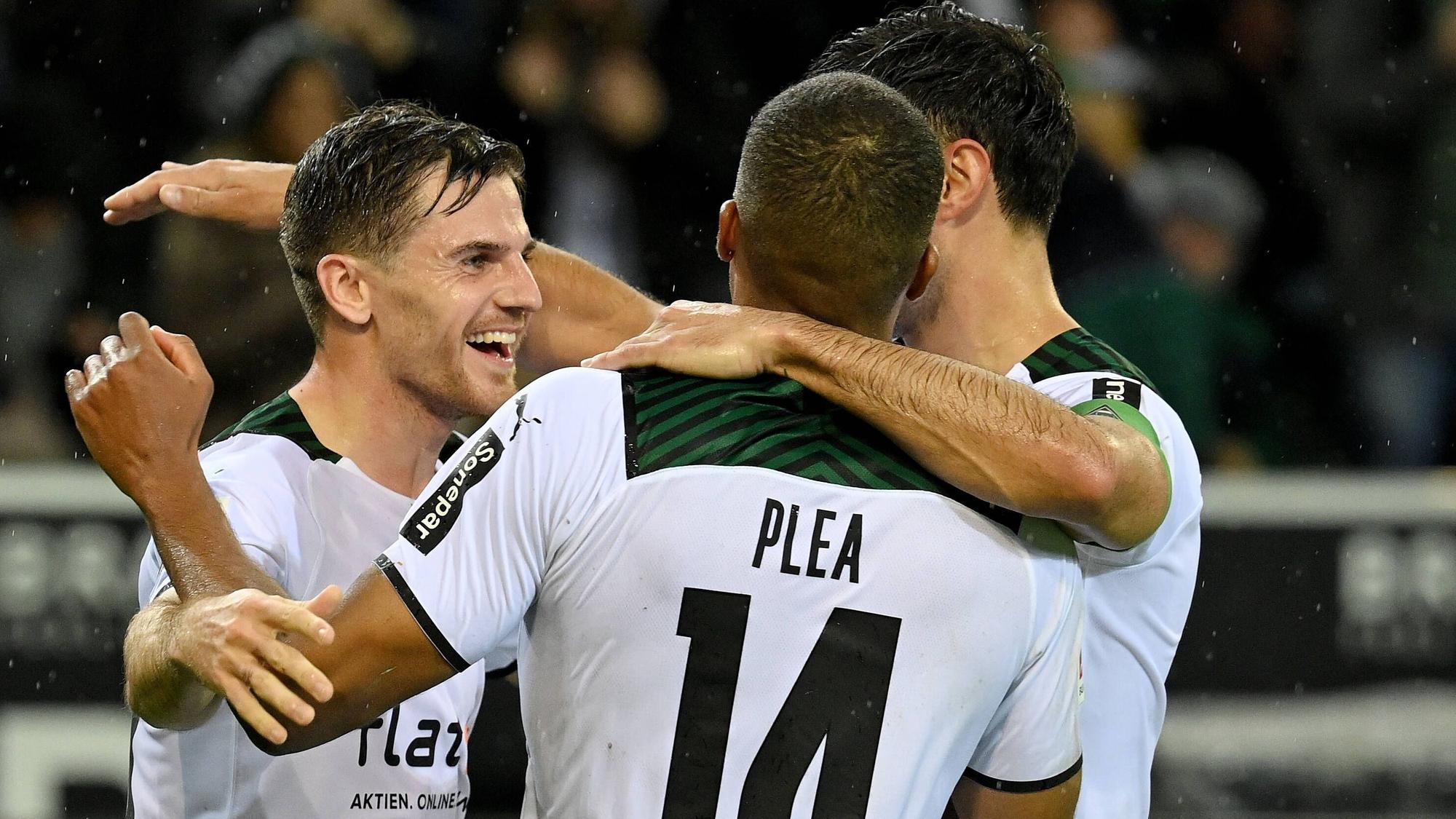 Jonas Hofmann (l.) umarmt lachend Alassane Plea und Lars Stindl (r.), alle von Borussia Mönchengladbach, am 31. Oktober 2021, im Bundesligaspiel gegen den VfL Bochum.