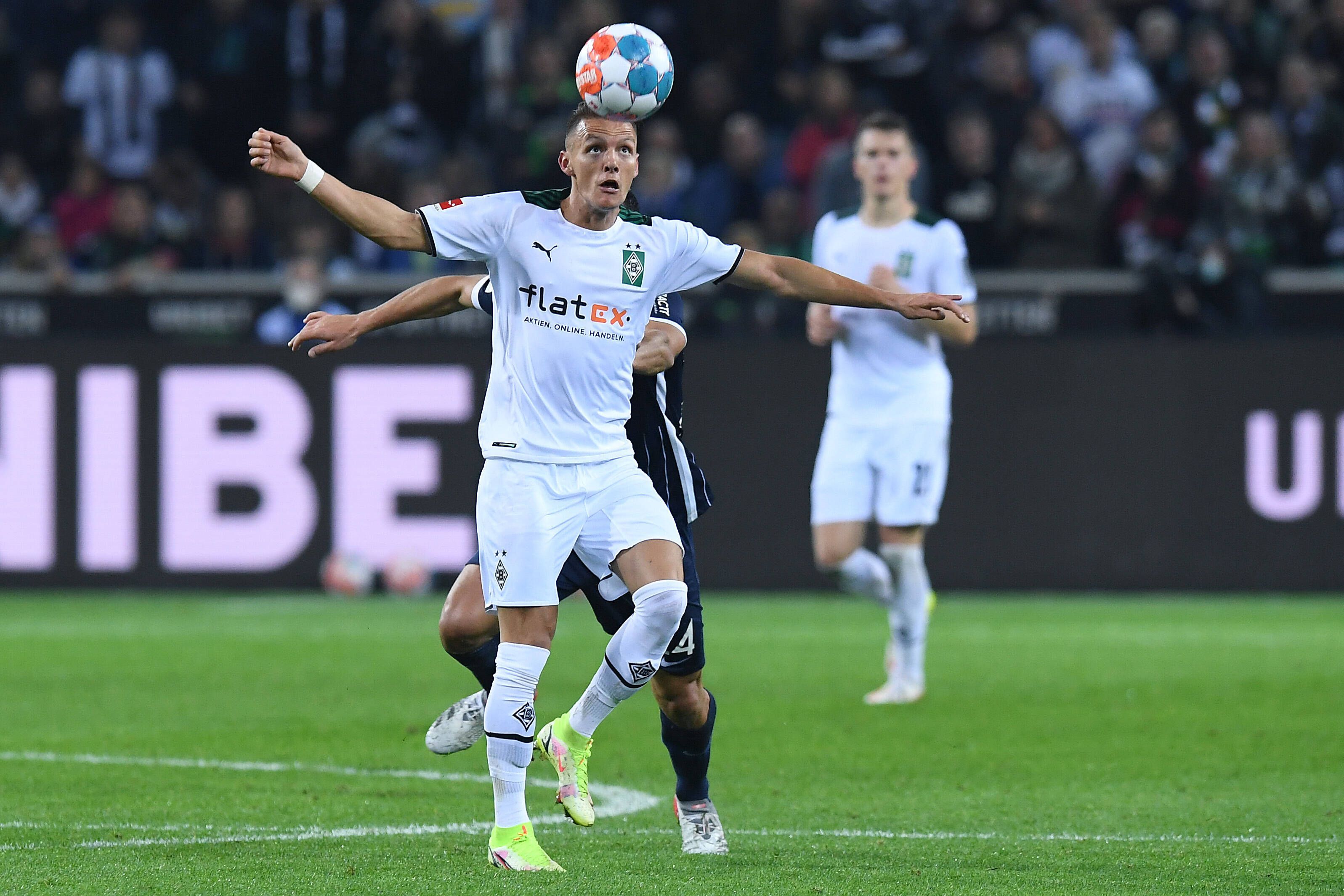 Hannes Wolf von Borussia Mönchengladbach während eines Kopfballs am 31. Oktober 2021 im Bundesligaspiel gegen den VfL Bochum.