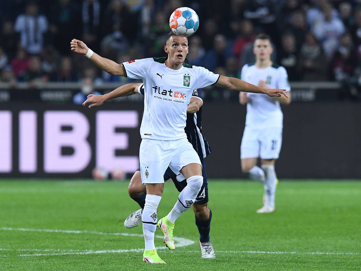 Hannes Wolf von Borussia Mönchengladbach während eines Kopfballs am 31. Oktober 2021 im Bundesligaspiel gegen den VfL Bochum.