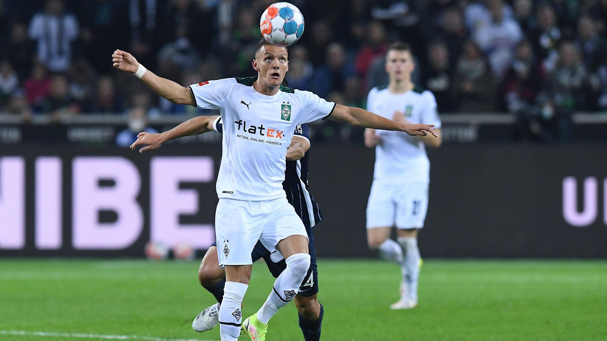 Hannes Wolf von Borussia Mönchengladbach während eines Kopfballs am 31. Oktober 2021 im Bundesligaspiel gegen den VfL Bochum.