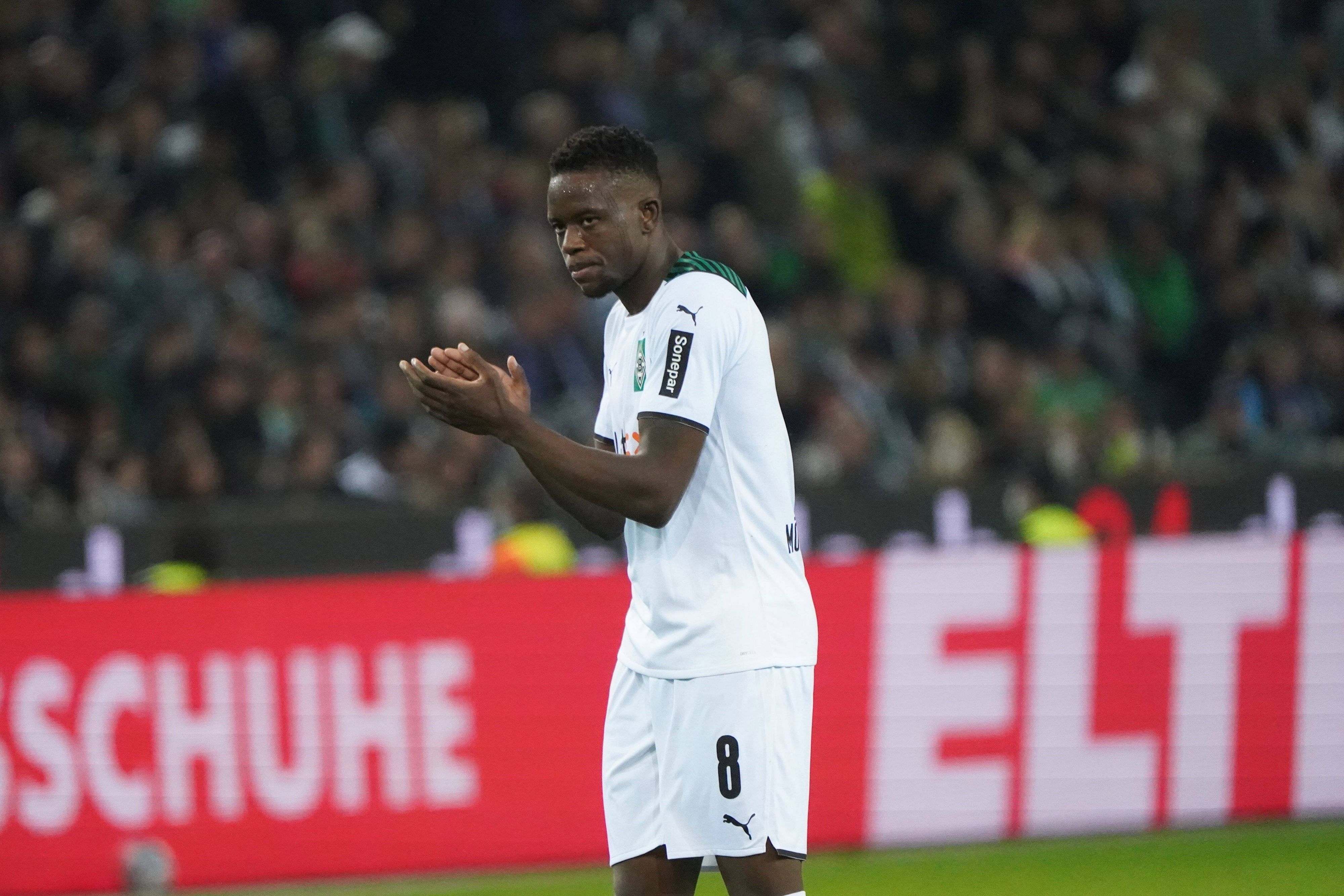 Denis Zakaria von Borussia Mönchengladbach klatscht im Heimspiel der Gladbacher am 31. Oktober 2021 in die Hände.