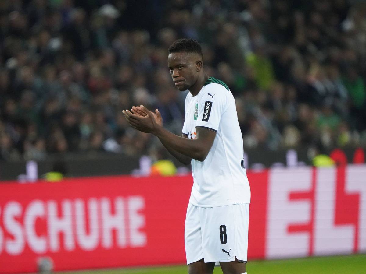 Denis Zakaria von Borussia Mönchengladbach klatscht im Heimspiel der Gladbacher am 31. Oktober 2021 in die Hände.