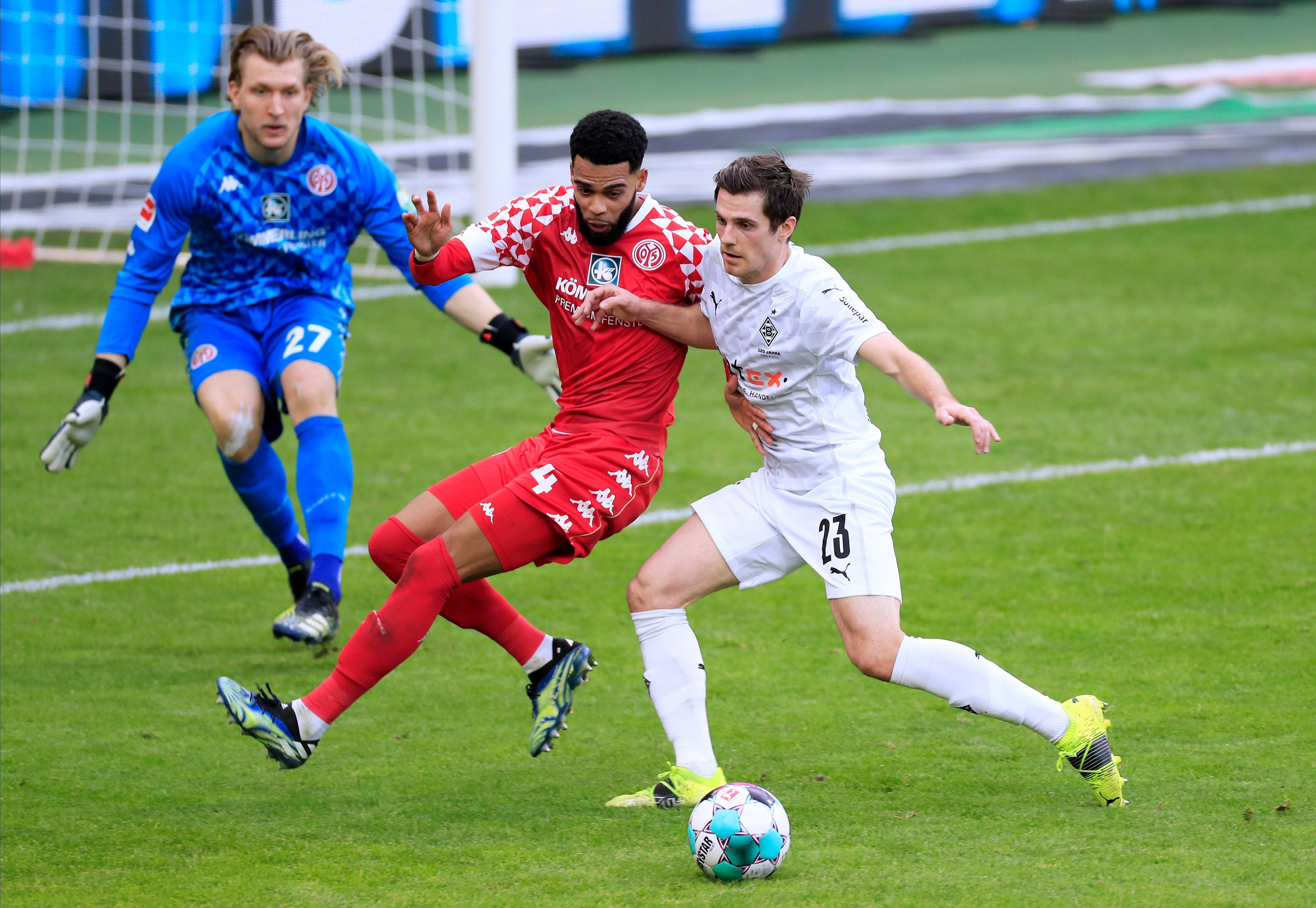 Jonas Hofmann (r.) von Borussia Mönchengladbach im Zweikampf mit Jerry St. Juste von Mainz 05 im Bundesligaduell am 20. Februar 2021.