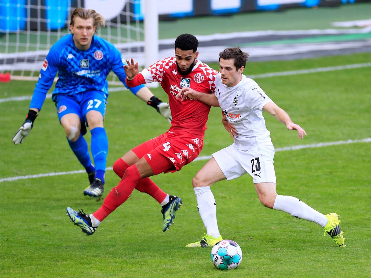 Jonas Hofmann (r.) von Borussia Mönchengladbach im Zweikampf mit Jerry St. Juste von Mainz 05 im Bundesligaduell am 20. Februar 2021.