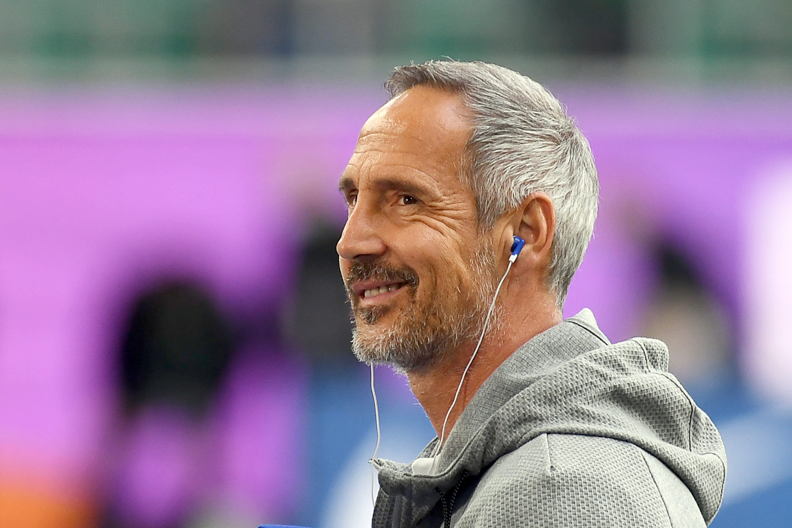 02.10.2021, Gladbachs Trainer Adi Hütter lächelt vor dem Spiel beim VfL Wolfsburg im Stadion.