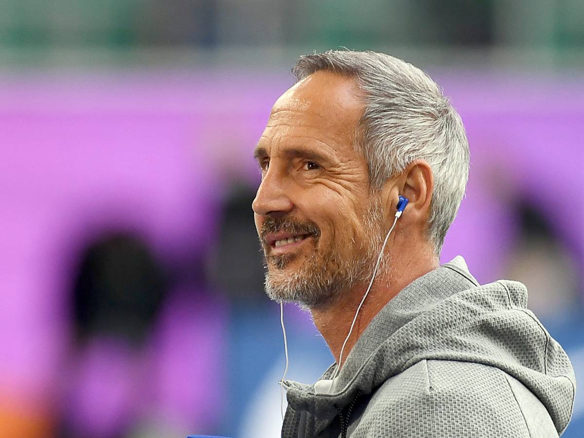 02.10.2021, Gladbachs Trainer Adi Hütter lächelt vor dem Spiel beim VfL Wolfsburg im Stadion.