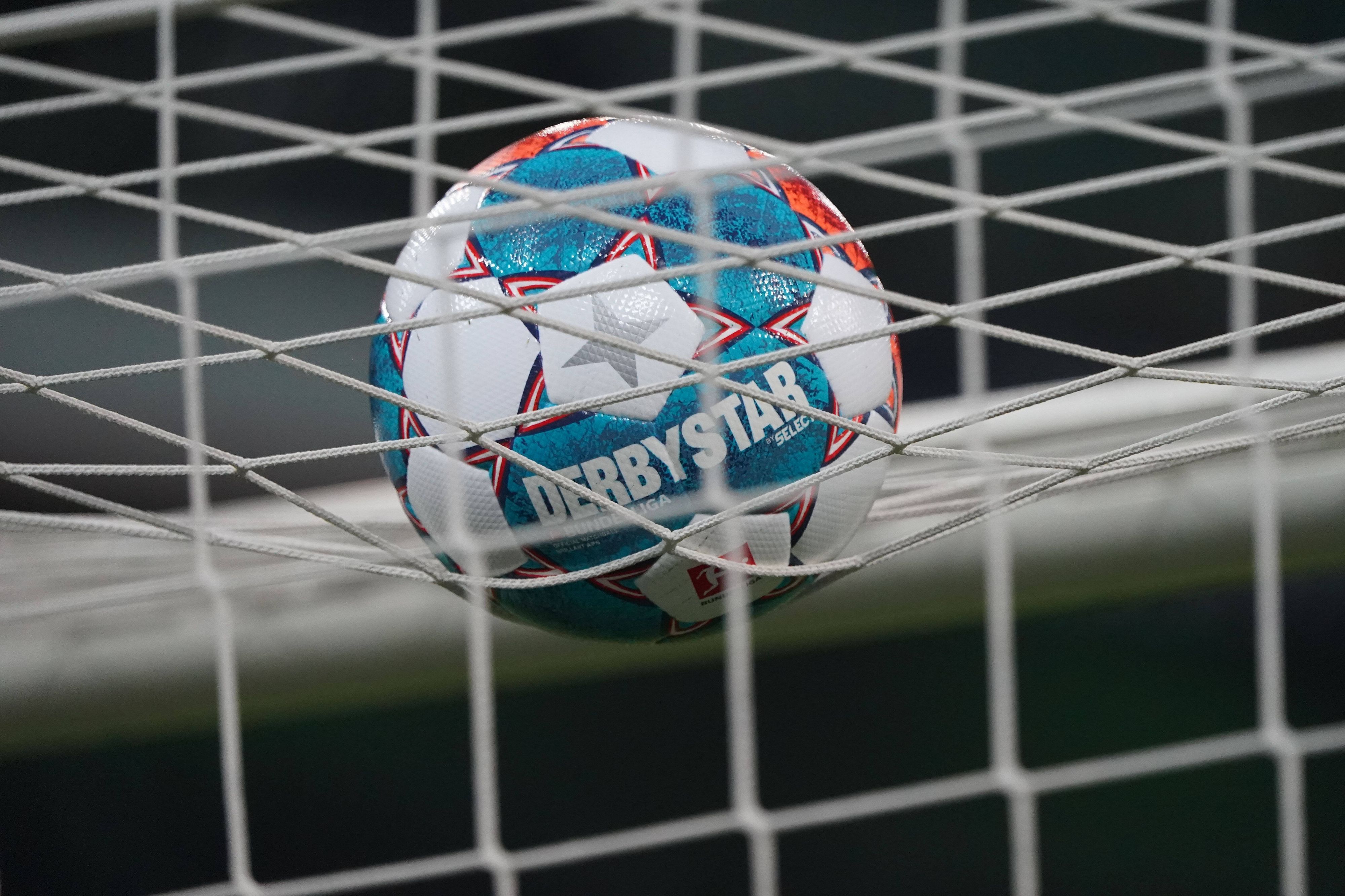Ein Fußball im Tornetz am 31. Oktober 2021.