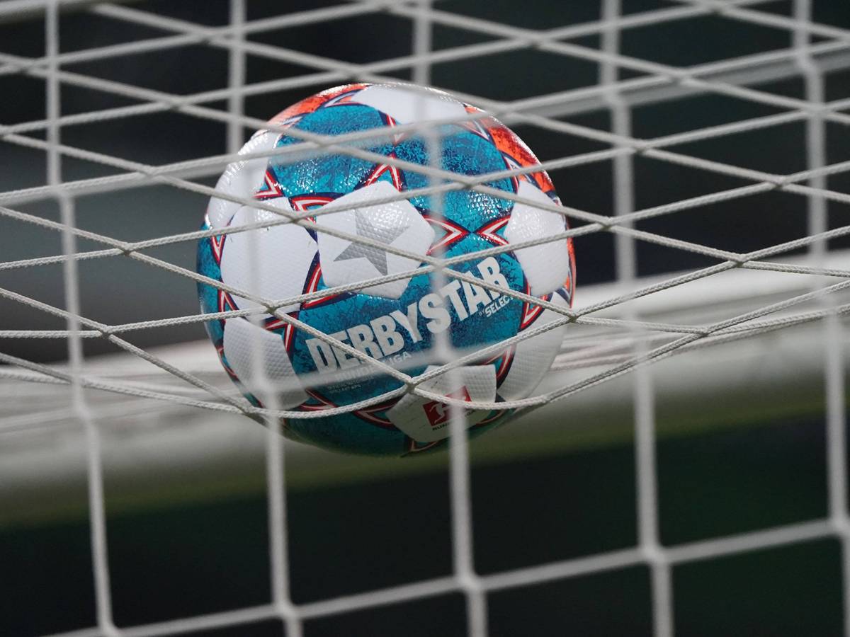 Ein Fußball im Tornetz am 31. Oktober 2021.