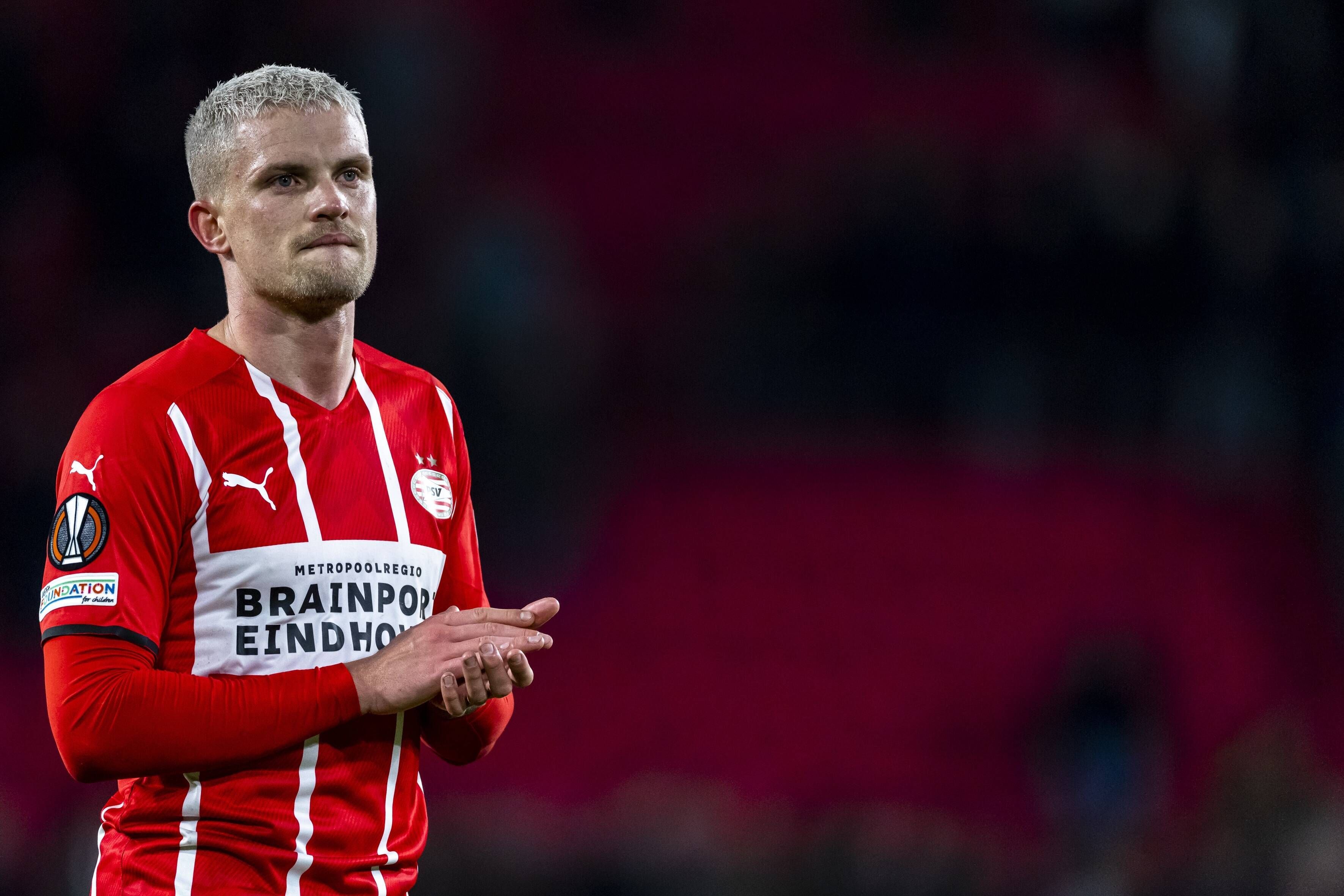 Philipp Max PSV am 21. Oktober 2021 nach dem Europa-League-Match zwischen PSV Eindhoven und AS Monaco klatschend.