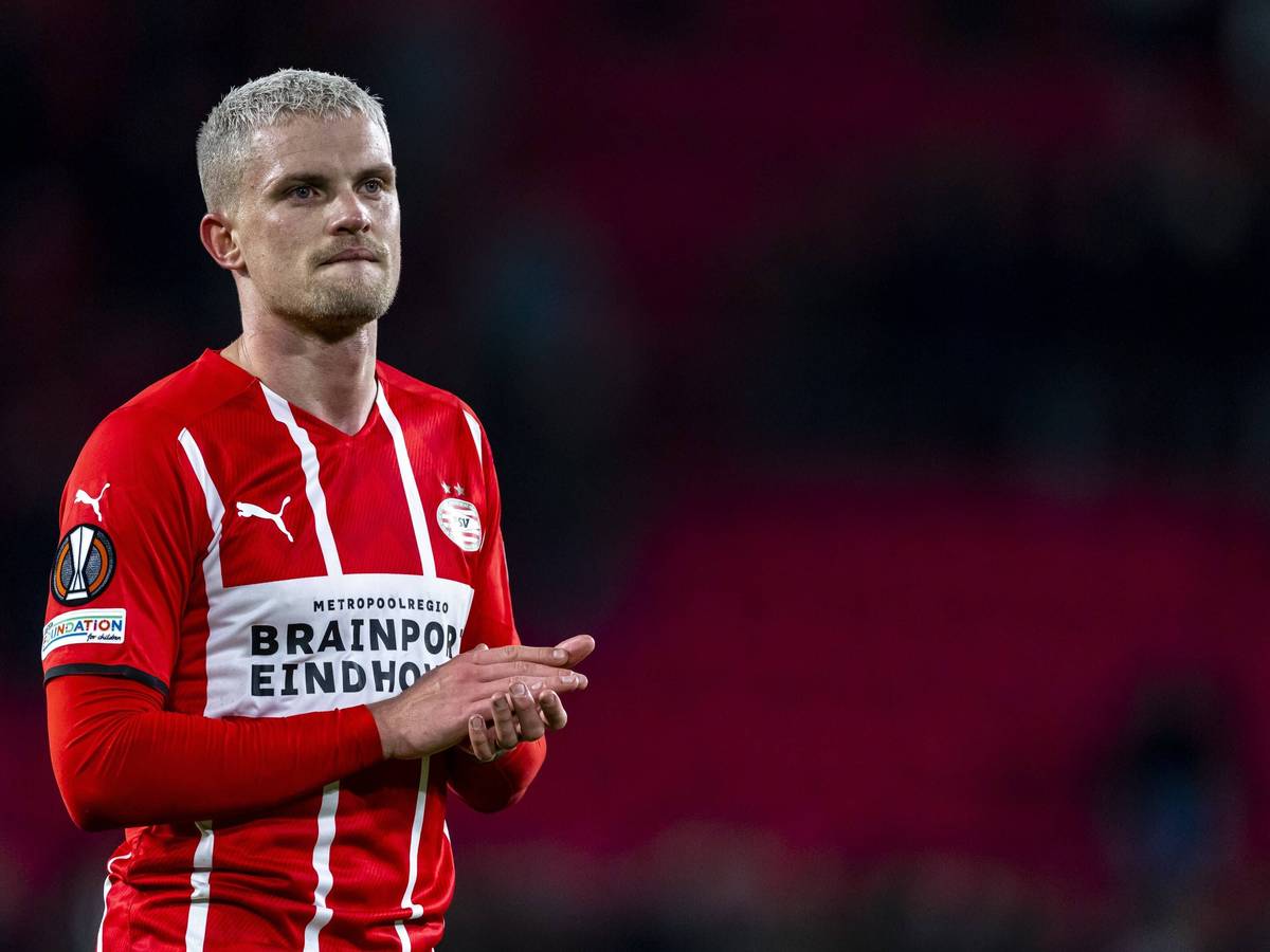 Philipp Max PSV am 21. Oktober 2021 nach dem Europa-League-Match zwischen PSV Eindhoven und AS Monaco klatschend.