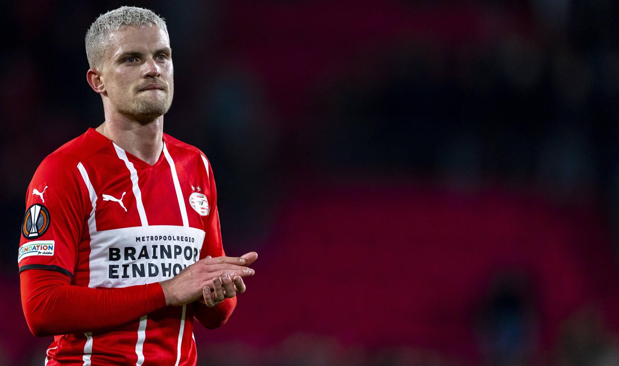 Philipp Max PSV am 21. Oktober 2021 nach dem Europa-League-Match zwischen PSV Eindhoven und AS Monaco klatschend.