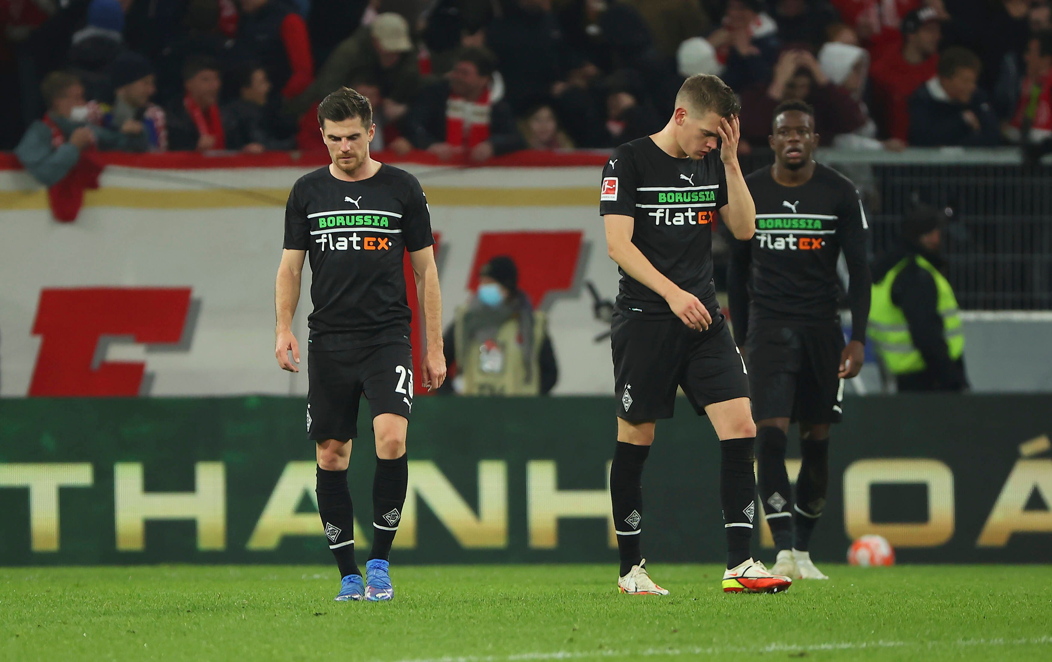 Lange Gesichte bei den Gladbachern Jonas Hofmann (l.), Matthias Ginter (Mitte) und Denis Zakaria (r.): Borussia Mönchengladbach kam im Auswärtsspiel bei Mainz 05 am Freitag (5. November) nicht über ein Remis hinaus.