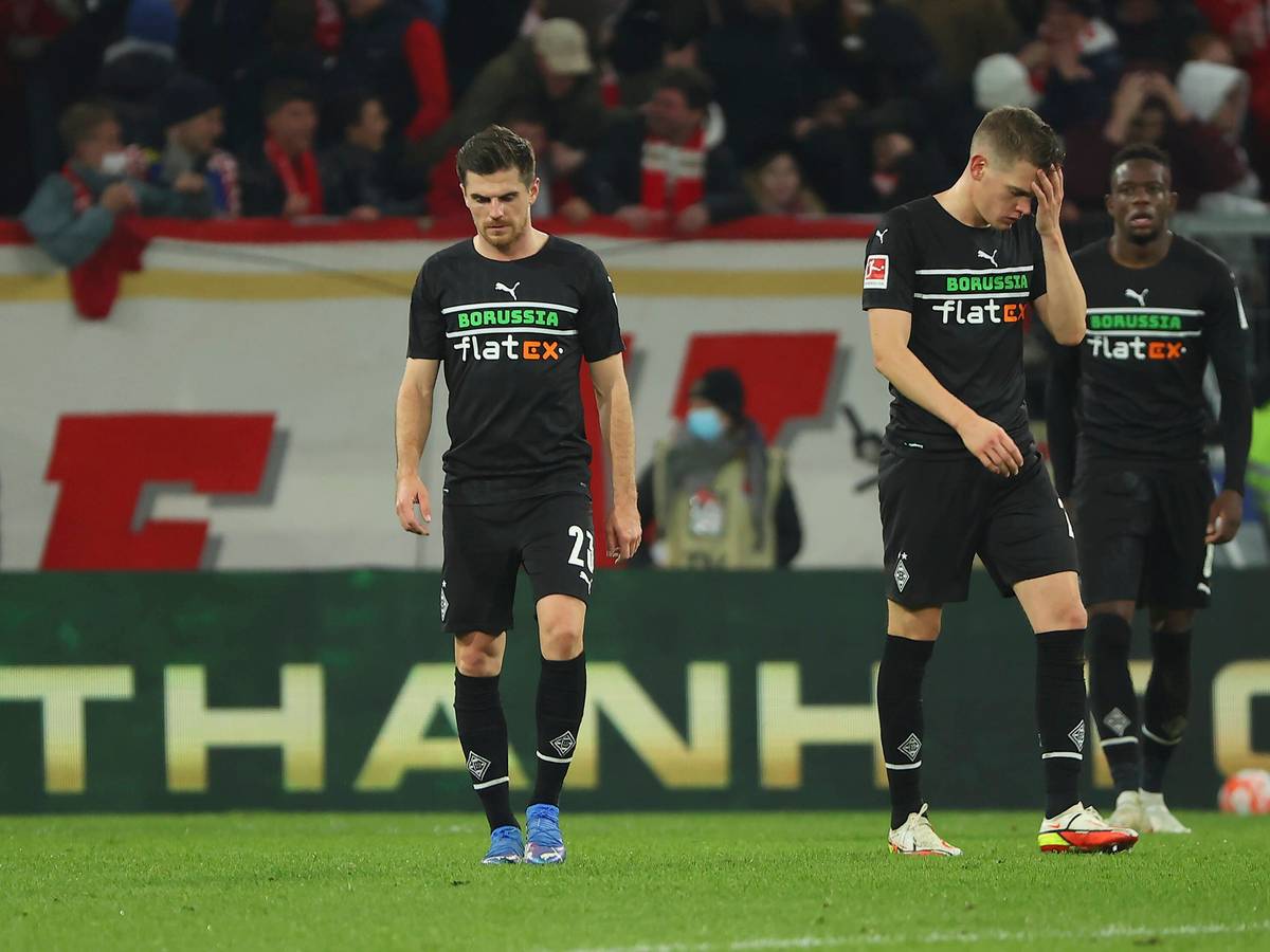 Lange Gesichte bei den Gladbachern Jonas Hofmann (l.), Matthias Ginter (Mitte) und Denis Zakaria (r.): Borussia Mönchengladbach kam im Auswärtsspiel bei Mainz 05 am Freitag (5. November) nicht über ein Remis hinaus.