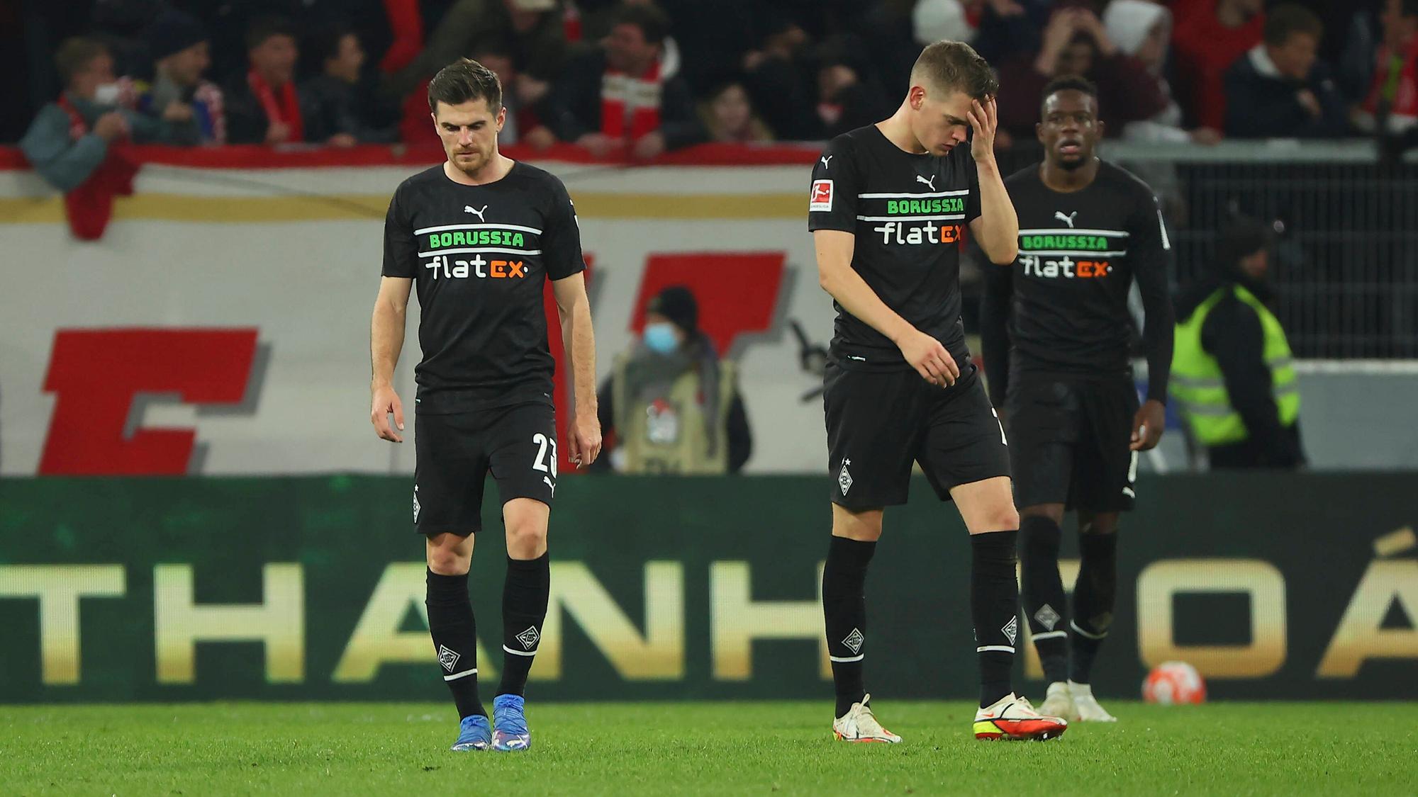 Lange Gesichte bei den Gladbachern Jonas Hofmann (l.), Matthias Ginter (Mitte) und Denis Zakaria (r.): Borussia Mönchengladbach kam im Auswärtsspiel bei Mainz 05 am Freitag (5. November) nicht über ein Remis hinaus.