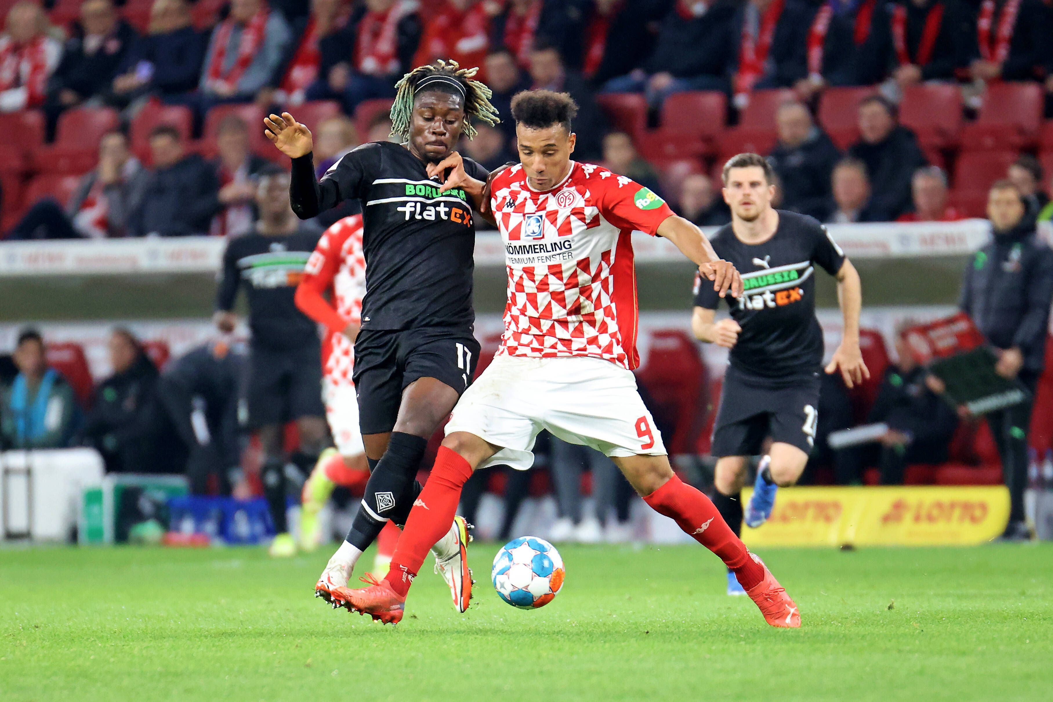 Manu Koné von Borussia Mönchengladbach im Zweikampf mit Karim Onisiwo vom FSV Mainz 05, während des Bundesliga-Spiels des 11. Spieltags am 5. November 2021.