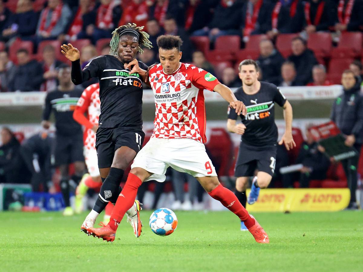 Manu Koné von Borussia Mönchengladbach im Zweikampf mit Karim Onisiwo vom FSV Mainz 05, während des Bundesliga-Spiels des 11. Spieltags am 5. November 2021.