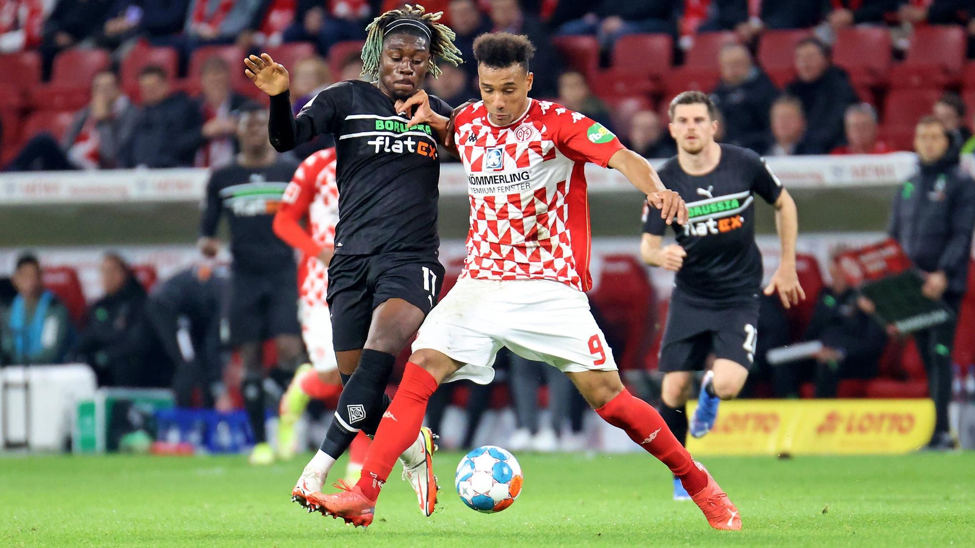 Manu Koné von Borussia Mönchengladbach im Zweikampf mit Karim Onisiwo vom FSV Mainz 05, während des Bundesliga-Spiels des 11. Spieltags am 5. November 2021.