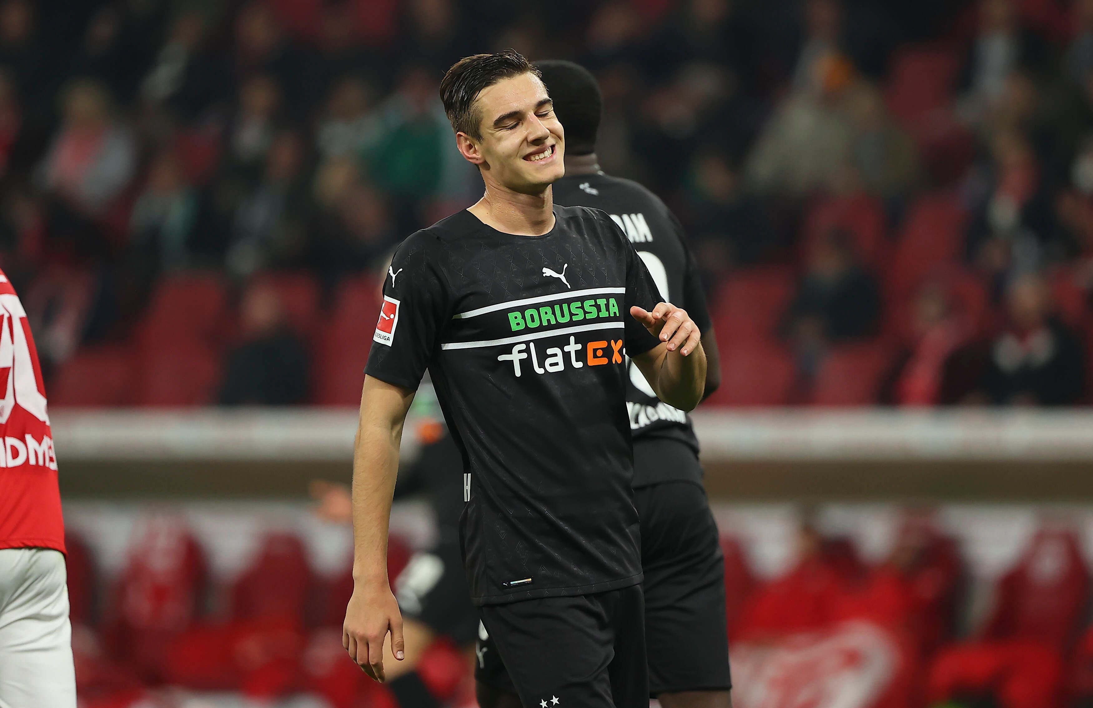 Florian Neuhaus von Borussia Mönchengladbach zeigt sich beim Auswärtsspiel in Mainz am 5. November 2021 gefrustet.