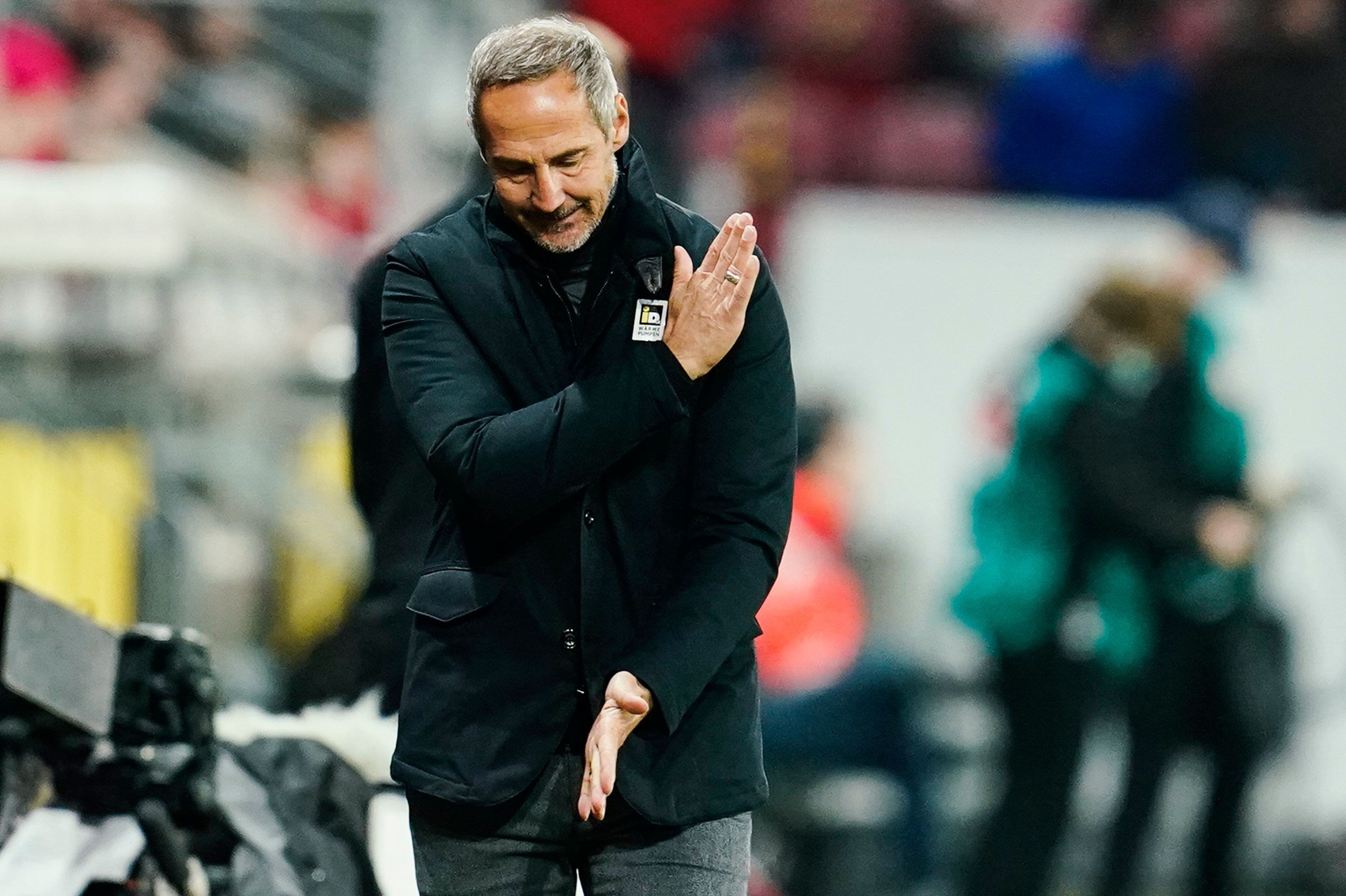 Adi Hütter, Trainer von Borussia Mönchengladbach, ärgert sich nach dem Auswärtsspiel in Mainz am 5. November 2021 über das 1:1.