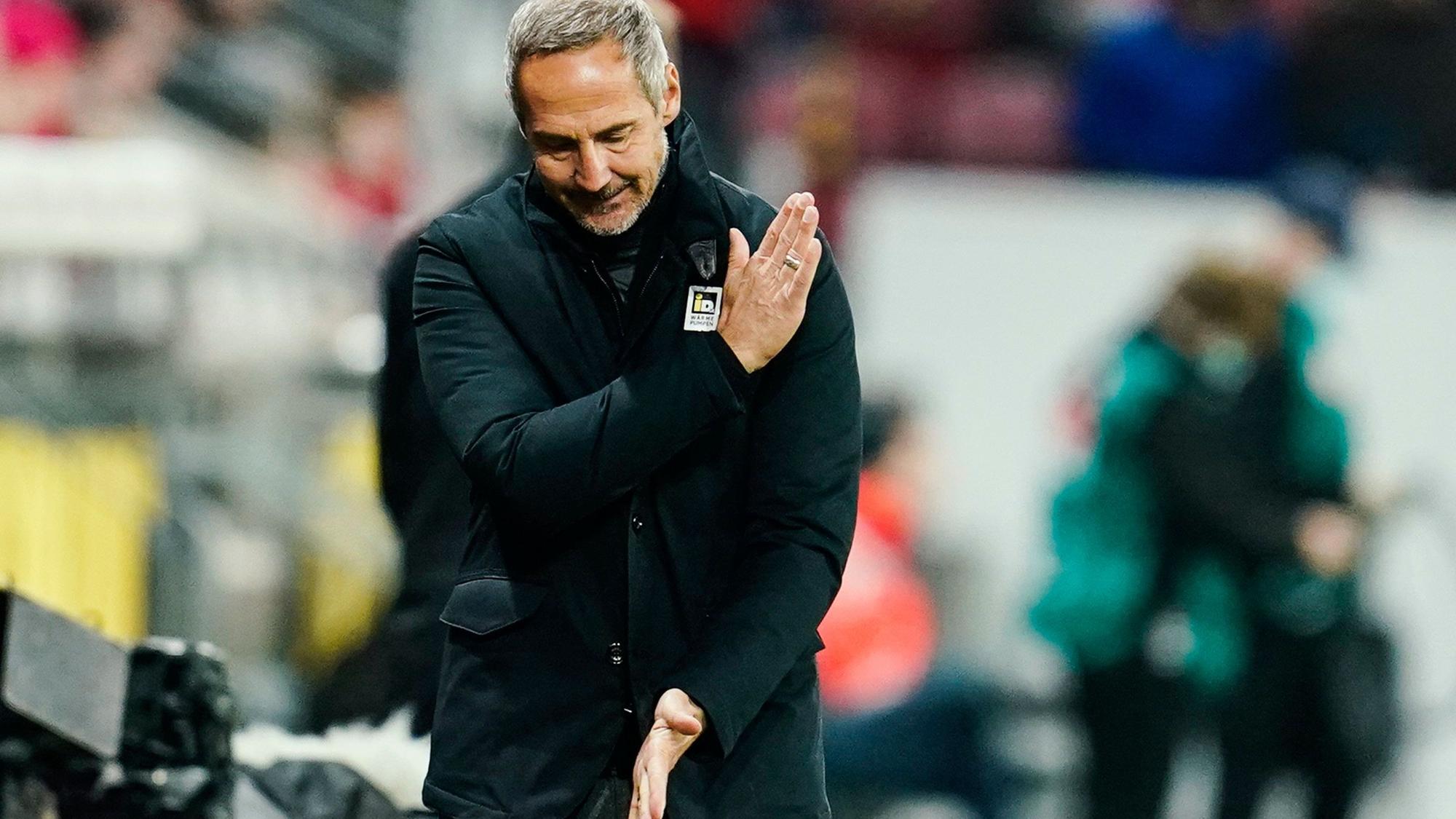 Adi Hütter, Trainer von Borussia Mönchengladbach, ärgert sich nach dem Auswärtsspiel in Mainz am 5. November 2021 über das 1:1.