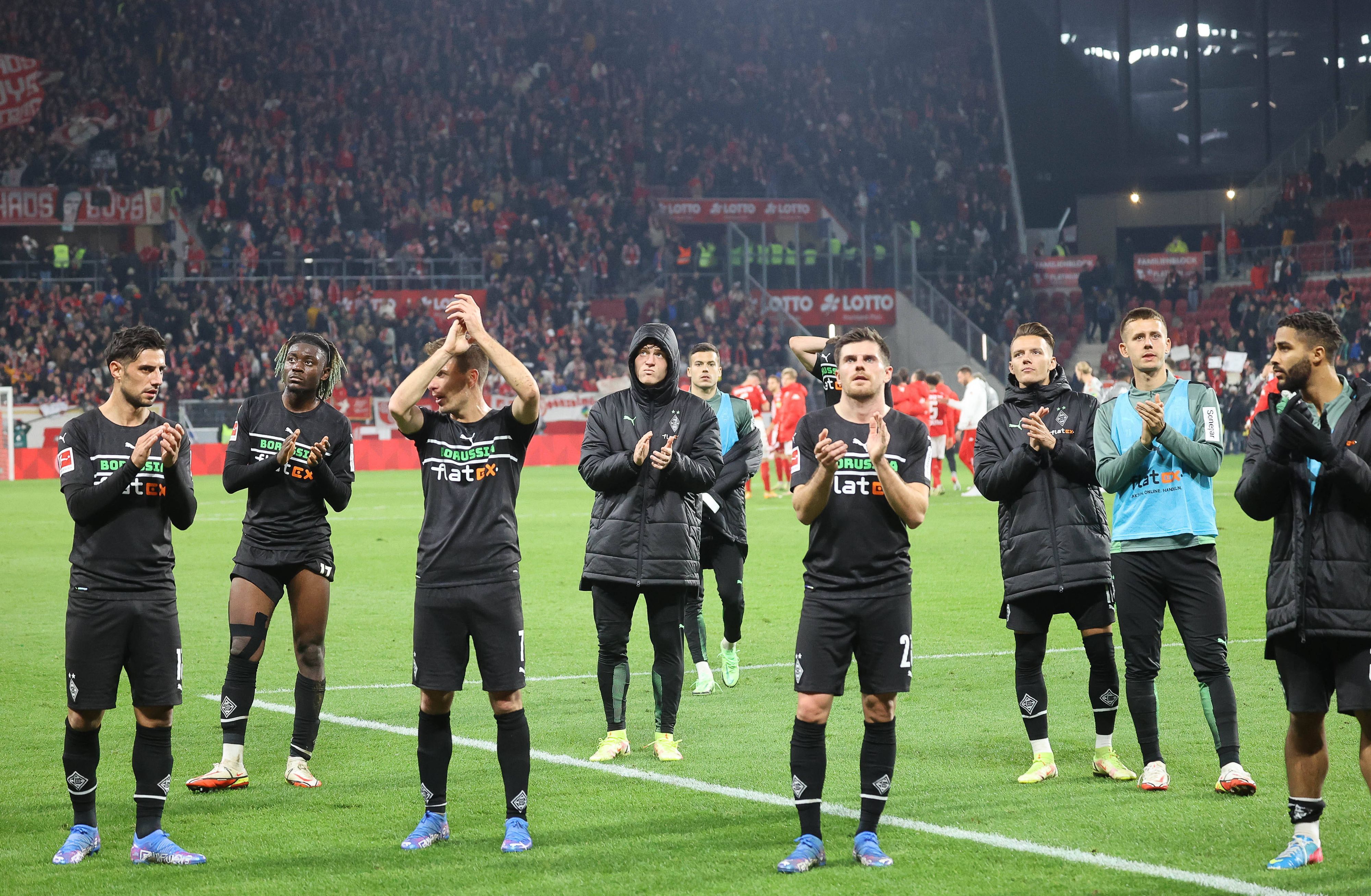 Borussia Mönchengladbach kam am 5. November 2021 beim Auswärtsspiel in Mainz nicht über ein 1:1 hinaus. Das Foto zeigt die Mannschaft nach dem Spiel bei der Interaktion mit den mitgereisten Fans.