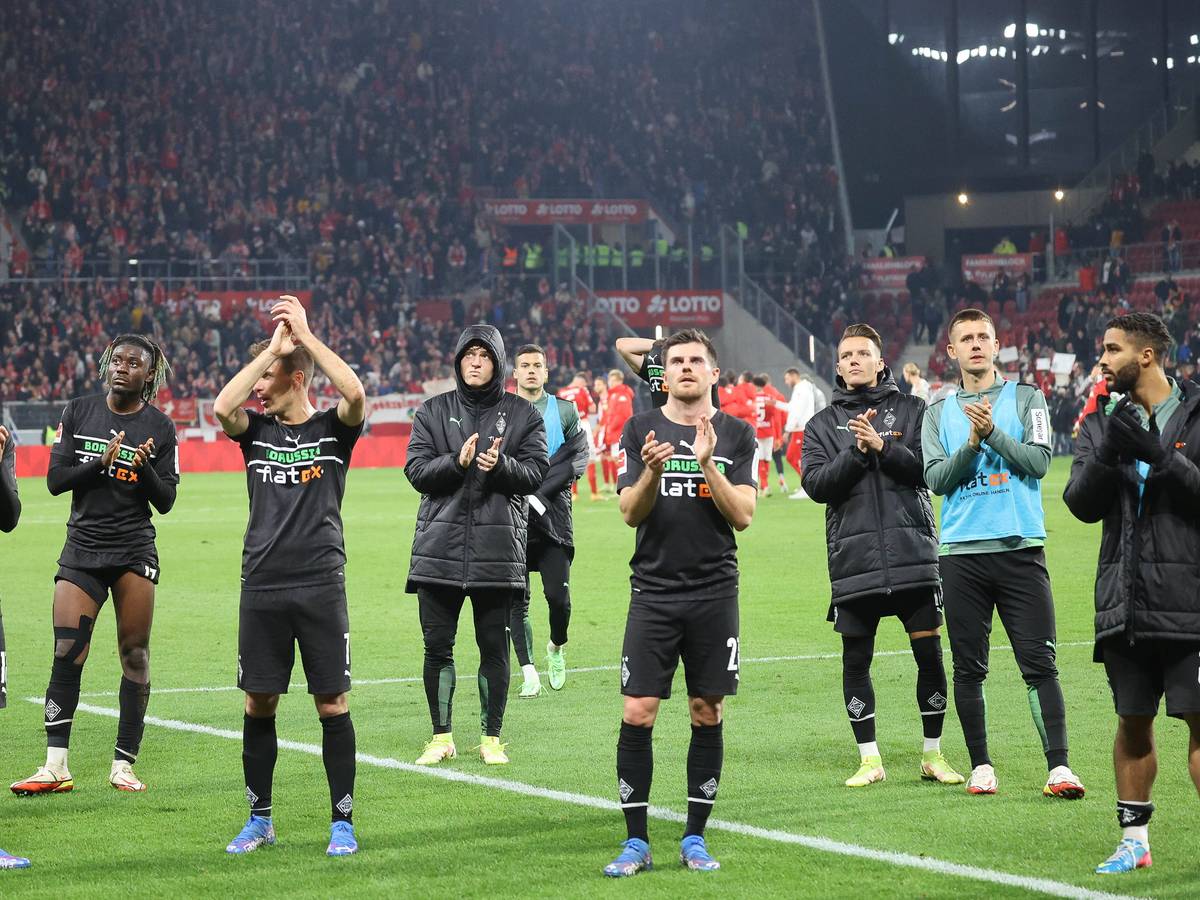 Borussia Mönchengladbach kam am 5. November 2021 beim Auswärtsspiel in Mainz nicht über ein 1:1 hinaus. Das Foto zeigt die Mannschaft nach dem Spiel bei der Interaktion mit den mitgereisten Fans.