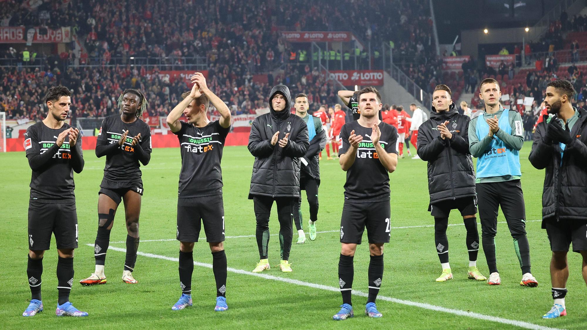 Borussia Mönchengladbach kam am 5. November 2021 beim Auswärtsspiel in Mainz nicht über ein 1:1 hinaus. Das Foto zeigt die Mannschaft nach dem Spiel bei der Interaktion mit den mitgereisten Fans.