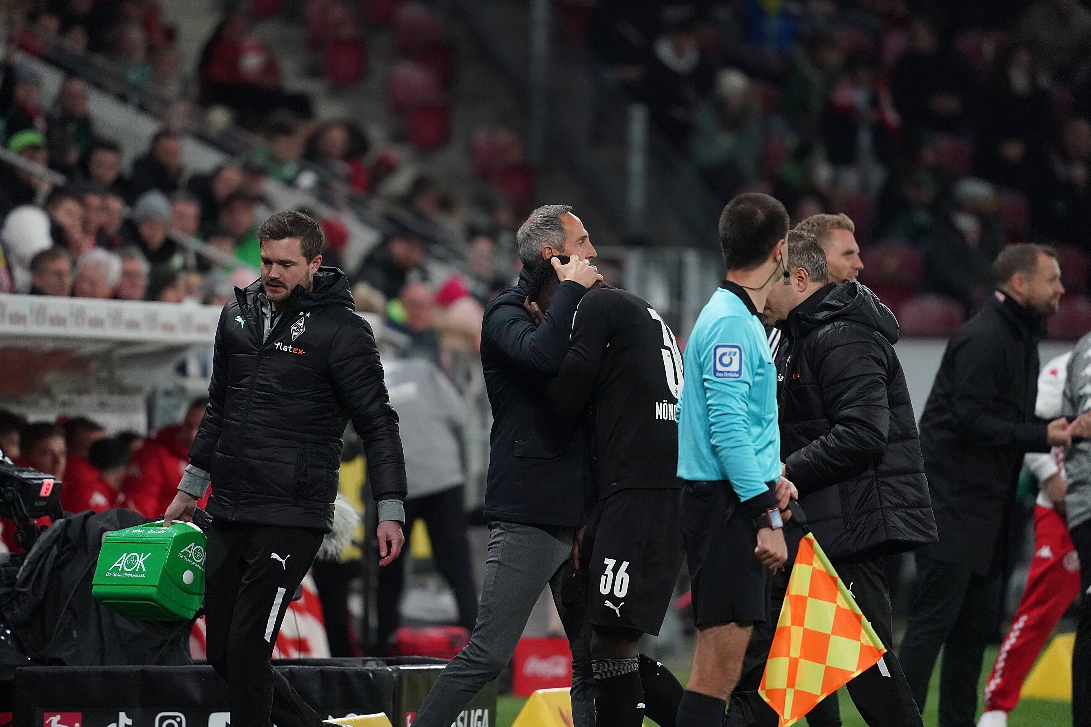 Breel Embolo von Borussia Mönchengladbach musste nach 30 Minuten beim Auswärtsspiel in Mainz am 5. November 2021 verletzt ausgewechselt werden. Trainer Adi Hütter tröstete den völlig aufgelösten Schweizer.