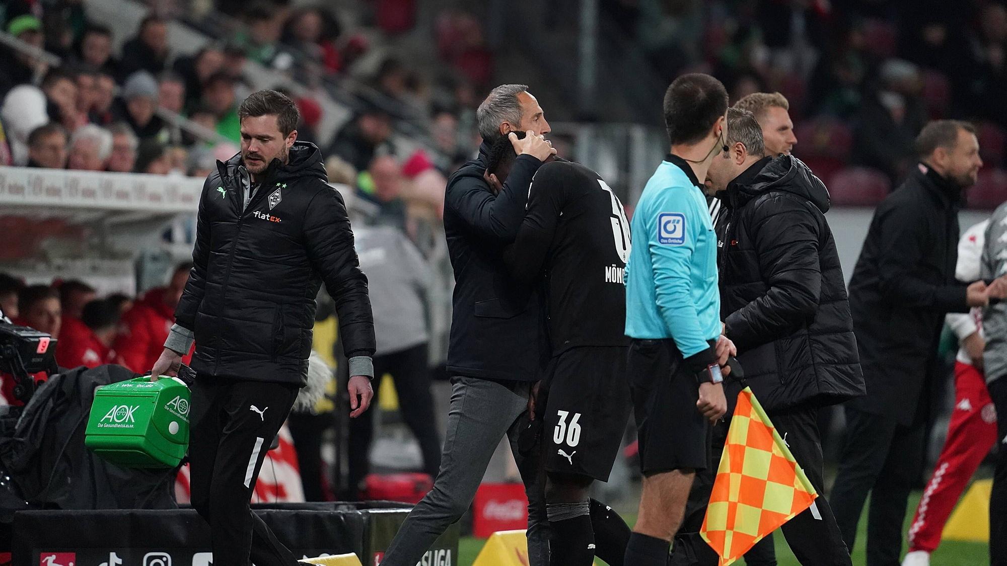 Breel Embolo von Borussia Mönchengladbach musste nach 30 Minuten beim Auswärtsspiel in Mainz am 5. November 2021 verletzt ausgewechselt werden. Trainer Adi Hütter tröstete den völlig aufgelösten Schweizer.
