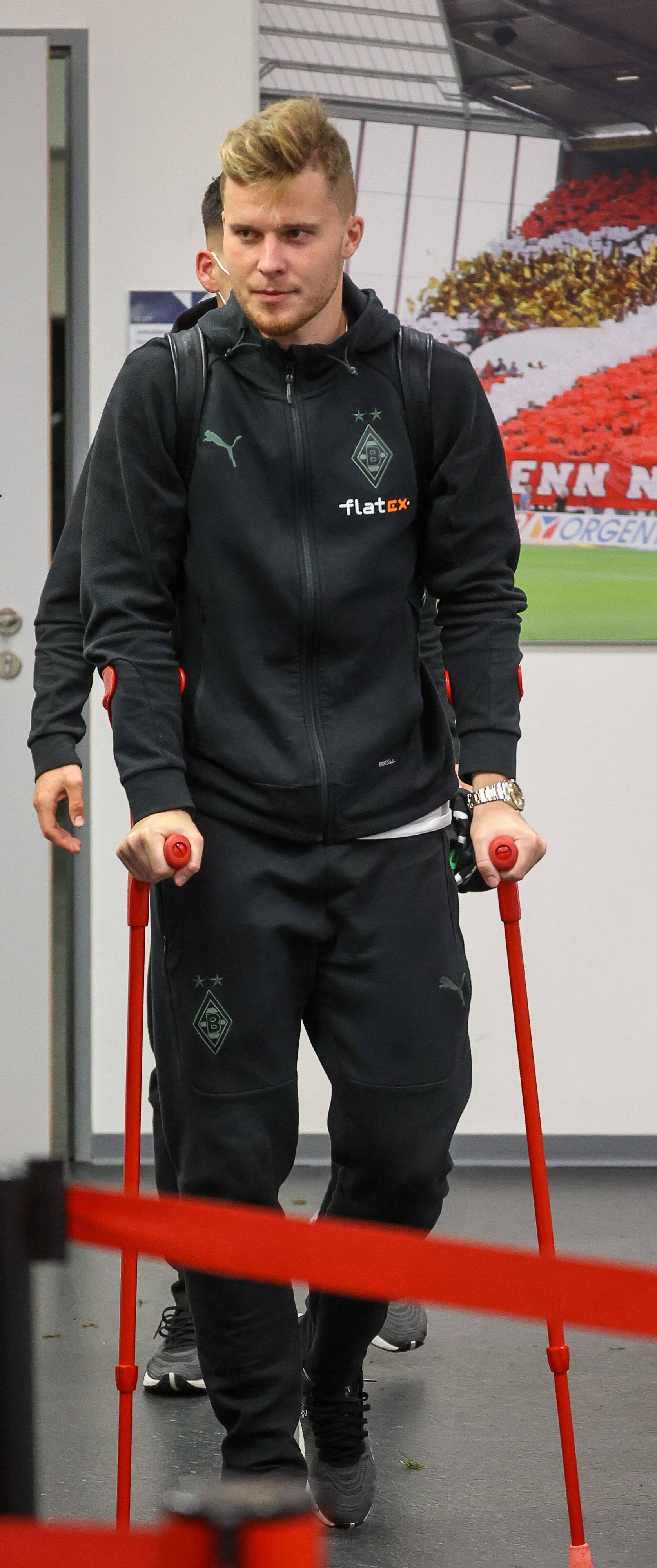 Nico Elvedi von Borussia Mönchengladbach musste am 5. November 2021 beim Auswärtsspiel in Mainz nach 30 Minuten ausgewechselt werden. Später war der Schweizer auf Krücken zu sehen.