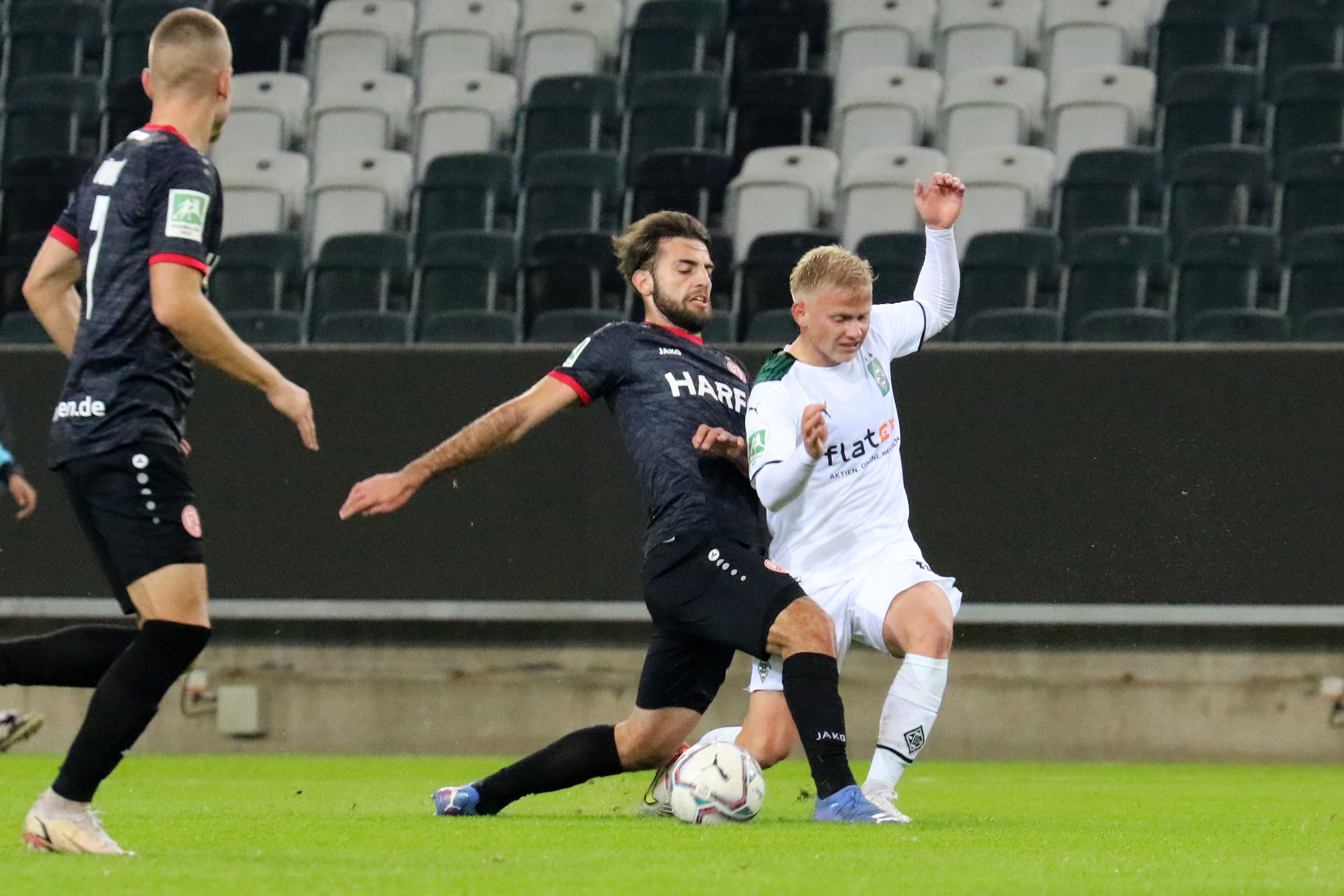 Per Lockl aus der U23 von Borussia Mönchengladbach im Zweikampf mit einem Spieler von RW Essen: Die junge VfL-Elf unterlag am 15. Spieltag der Regionalliga West am Freitagabend (5. November) dem Tabellenführer aus dem Ruhrgebiet.