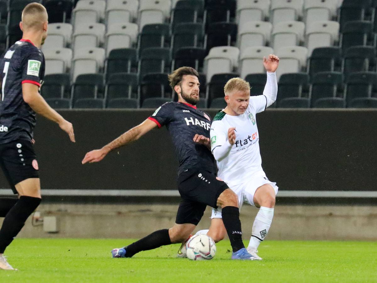 Per Lockl aus der U23 von Borussia Mönchengladbach im Zweikampf mit einem Spieler von RW Essen: Die junge VfL-Elf unterlag am 15. Spieltag der Regionalliga West am Freitagabend (5. November) dem Tabellenführer aus dem Ruhrgebiet.