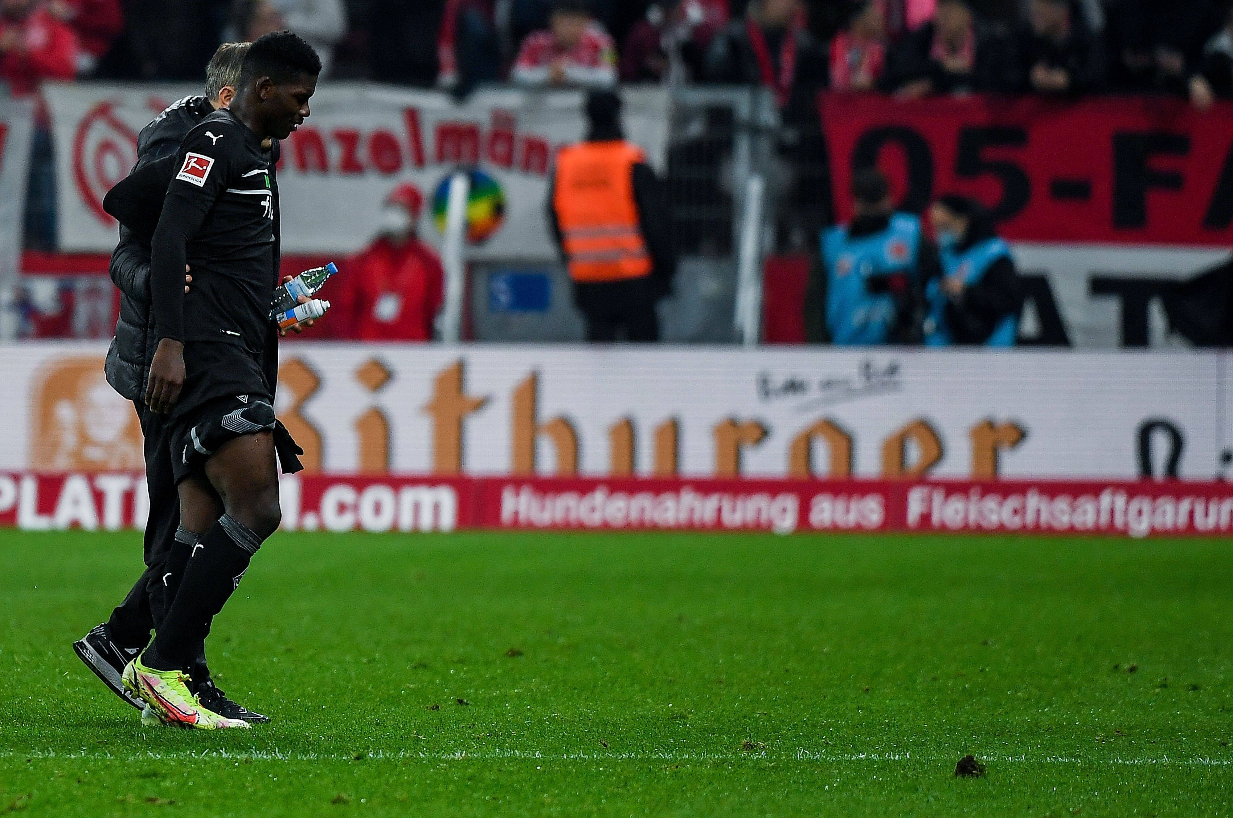 Breel Embolo von Borussia Mönchengladbach musste nach 30 Minuten beim Auswärtsspiel in Mainz am 5. November 2021 verletzt ausgewechselt werden.