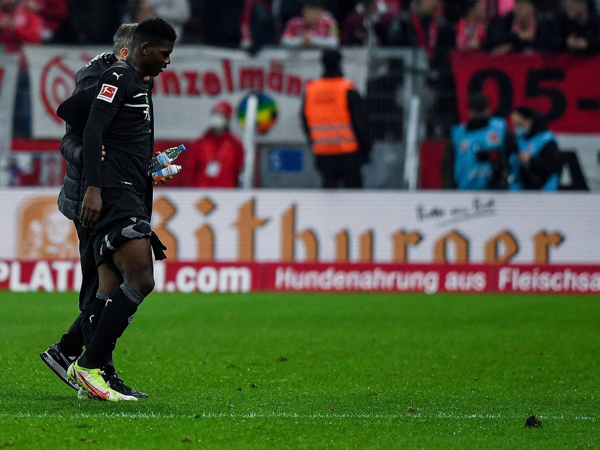 Breel Embolo von Borussia Mönchengladbach musste nach 30 Minuten beim Auswärtsspiel in Mainz am 5. November 2021 verletzt ausgewechselt werden.