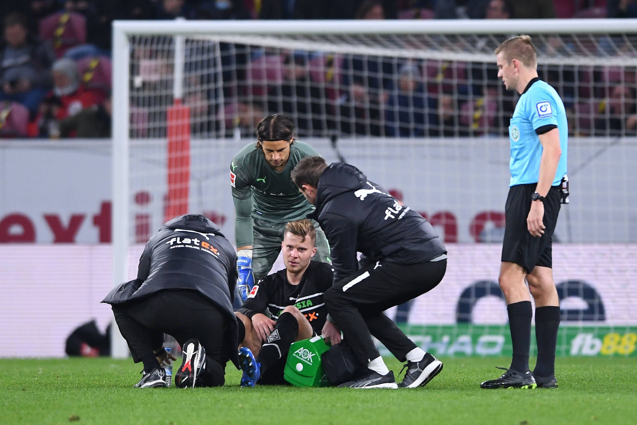Schreckliche Szenen beim Bundesliga-Duell zwischen Mainz 05 und Borussia Mönchengladbach: VfL-Verteidiger Nico Elvedi liegt am 5. november 2021 verletzt am Boden der MEWA Arena. Nach nicht einmal 30 Minuten war für den Schweizer Schluss.