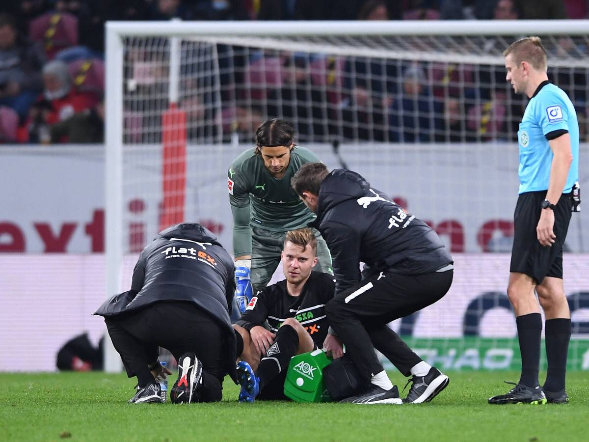 Schreckliche Szenen beim Bundesliga-Duell zwischen Mainz 05 und Borussia Mönchengladbach: VfL-Verteidiger Nico Elvedi liegt am 5. november 2021 verletzt am Boden der MEWA Arena. Nach nicht einmal 30 Minuten war für den Schweizer Schluss.