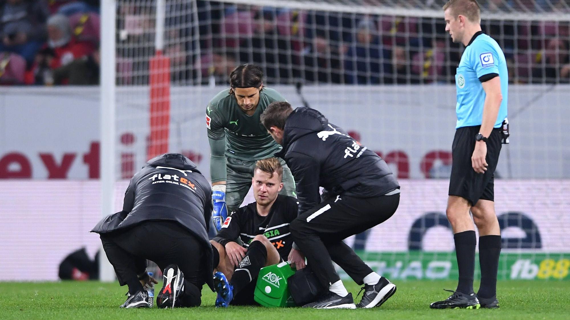 Schreckliche Szenen beim Bundesliga-Duell zwischen Mainz 05 und Borussia Mönchengladbach: VfL-Verteidiger Nico Elvedi liegt am 5. november 2021 verletzt am Boden der MEWA Arena. Nach nicht einmal 30 Minuten war für den Schweizer Schluss.