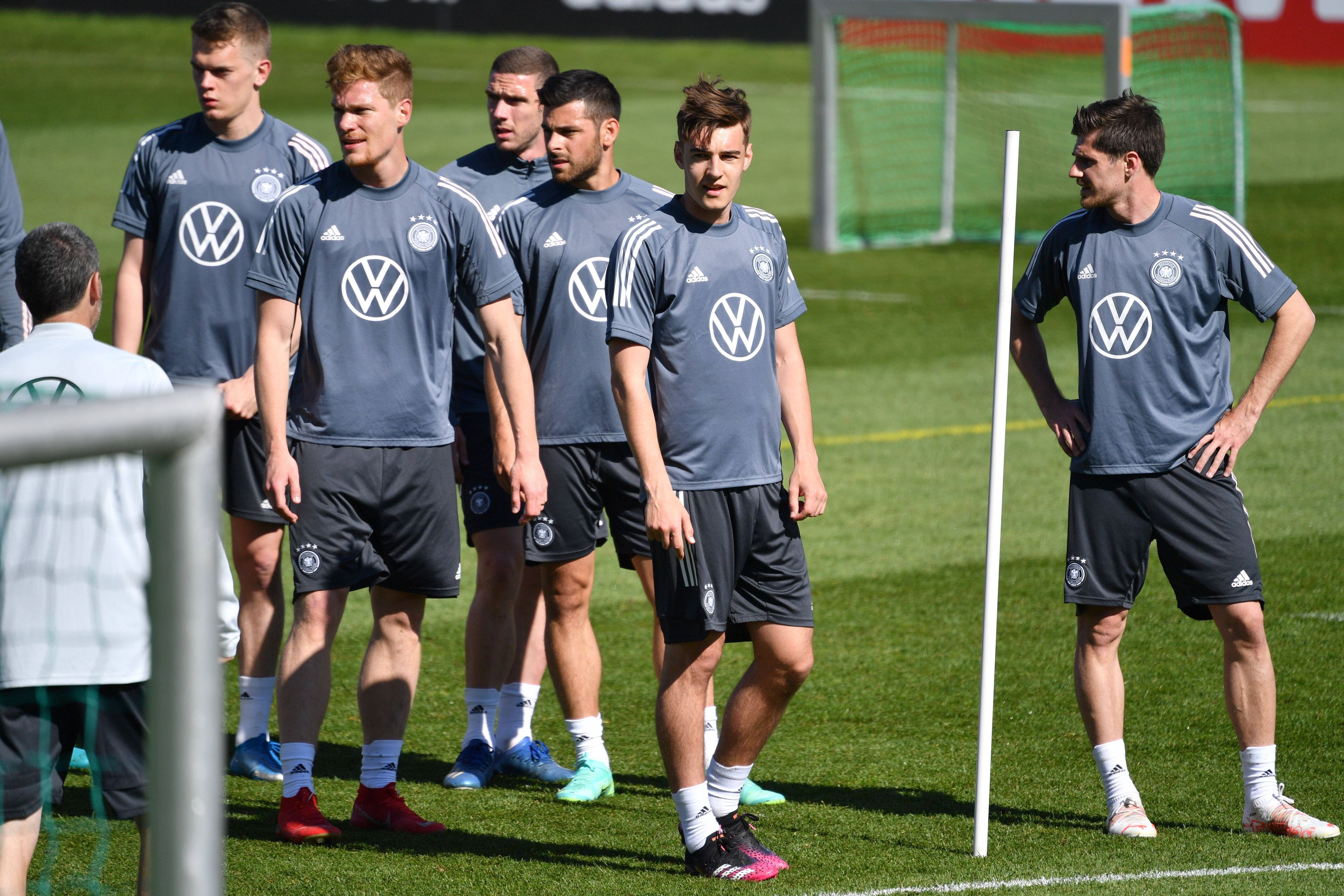 v.re:Jonas HOFMANN, Florian NEUHAUS,Kevin VOLLAND,Robin GOSENS, Marcel HALSTENBERG, Matthias GINTER. Sam 30. Mai 2021 beim Lauftraining mit dem DFB-Team.