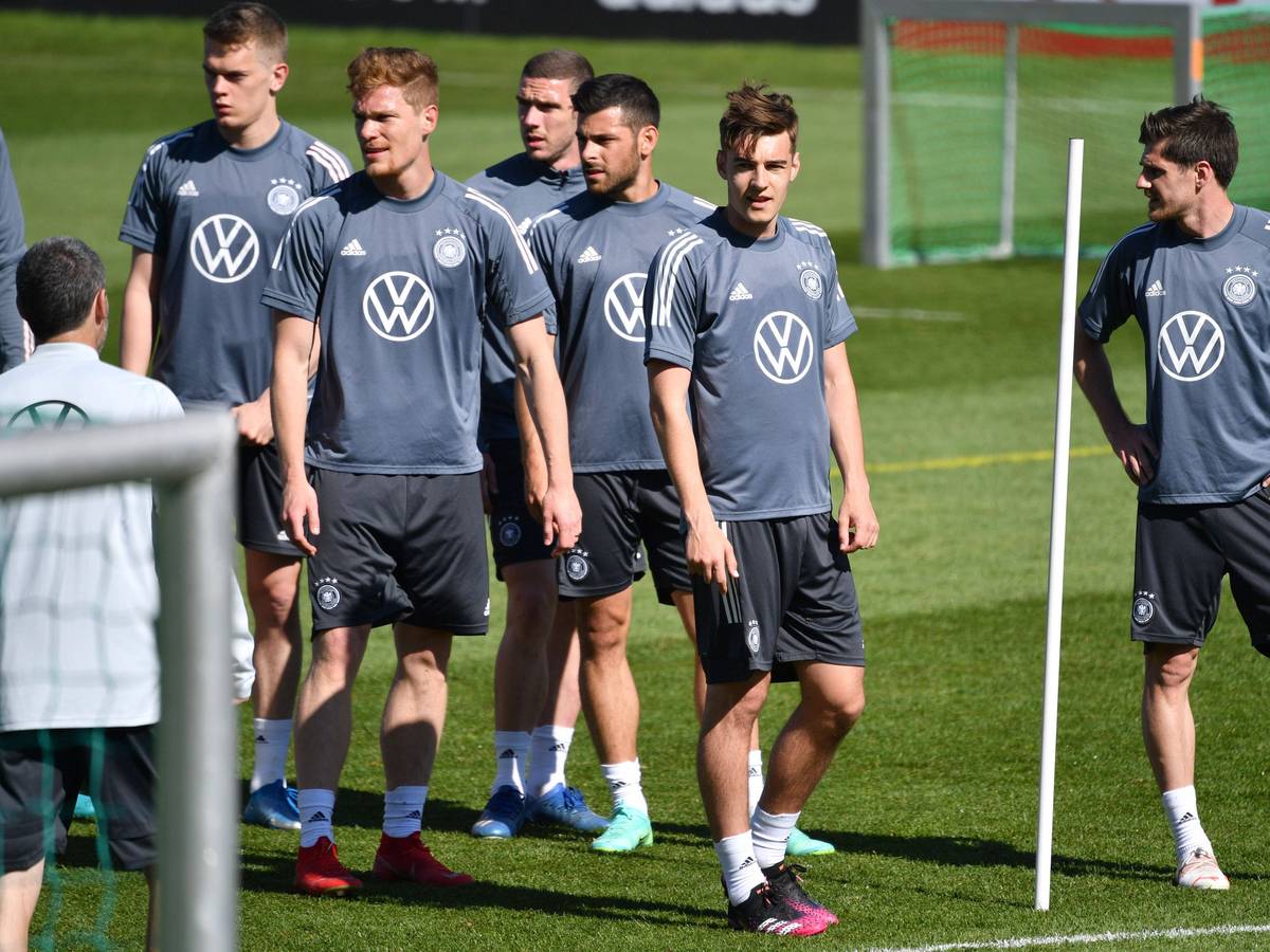 v.re:Jonas HOFMANN, Florian NEUHAUS,Kevin VOLLAND,Robin GOSENS, Marcel HALSTENBERG, Matthias GINTER. Sam 30. Mai 2021 beim Lauftraining mit dem DFB-Team.