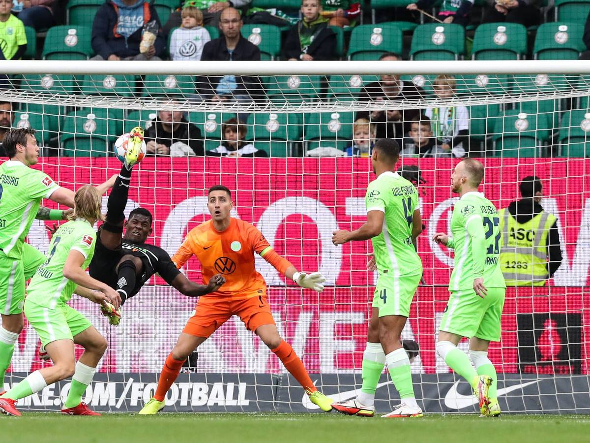 Torschütze Breel Embolo von Borussia Mönchengladbach trifft 2. Oktober 2021 per Fallrückzieher zum 0-1 beim VfL Wolfsburg.