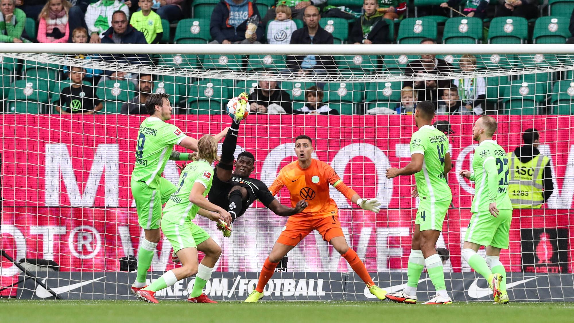 Torschütze Breel Embolo von Borussia Mönchengladbach trifft 2. Oktober 2021 per Fallrückzieher zum 0-1 beim VfL Wolfsburg.