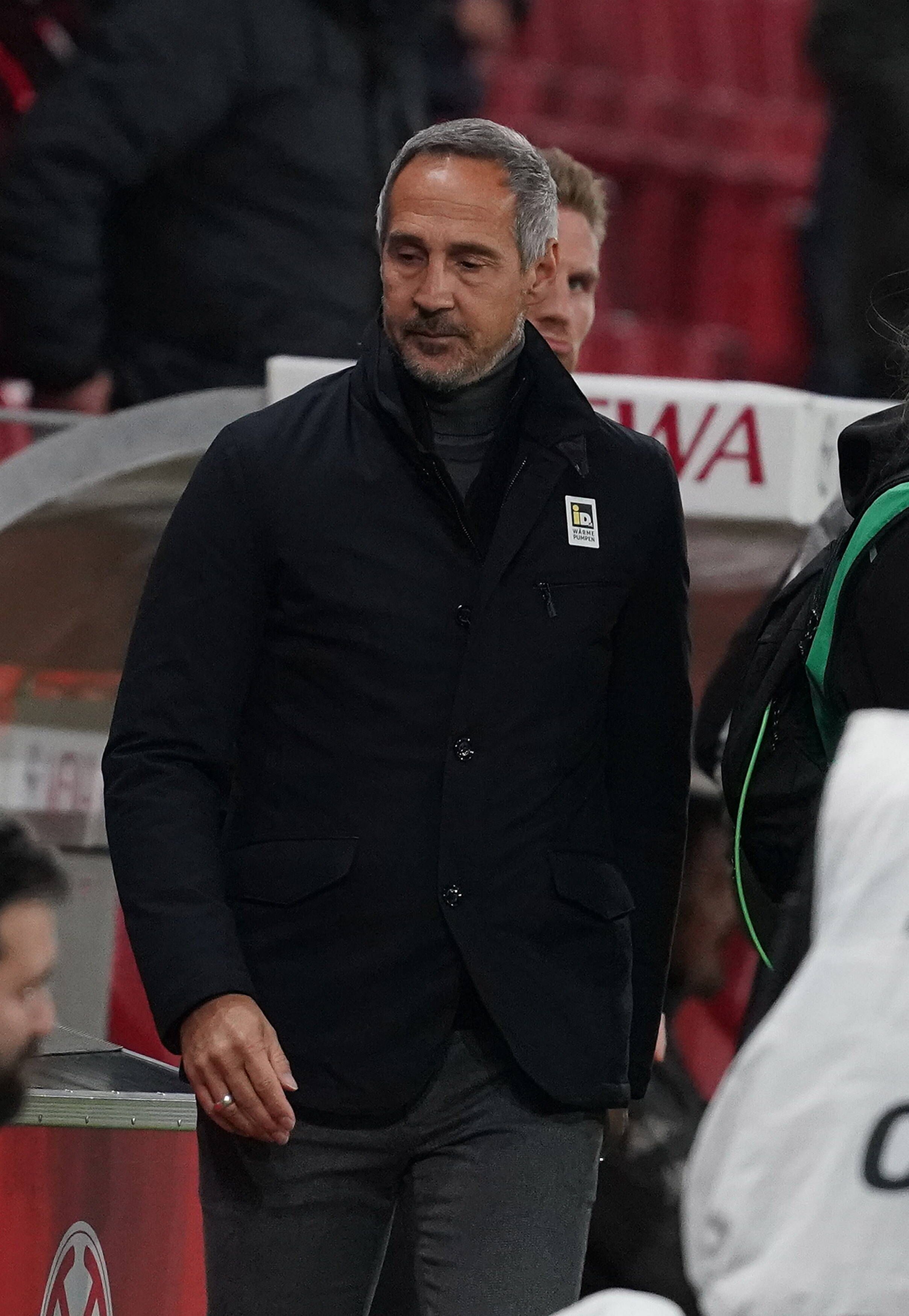Adi Hütter, Trainer von Borussia Mönchengladbach, schaut am 5. November 2021 in Mainz nachdenklich. Der Trainer hat in seinem Team mit anhaltenden Verletzungssorgen zu kämpfen.
