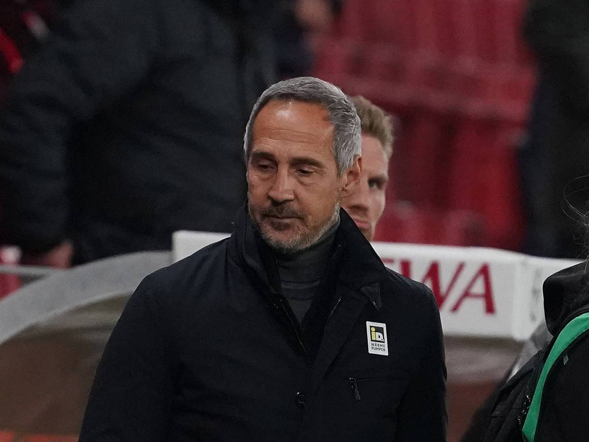 Adi Hütter, Trainer von Borussia Mönchengladbach, schaut am 5. November 2021 in Mainz nachdenklich. Der Trainer hat in seinem Team mit anhaltenden Verletzungssorgen zu kämpfen.