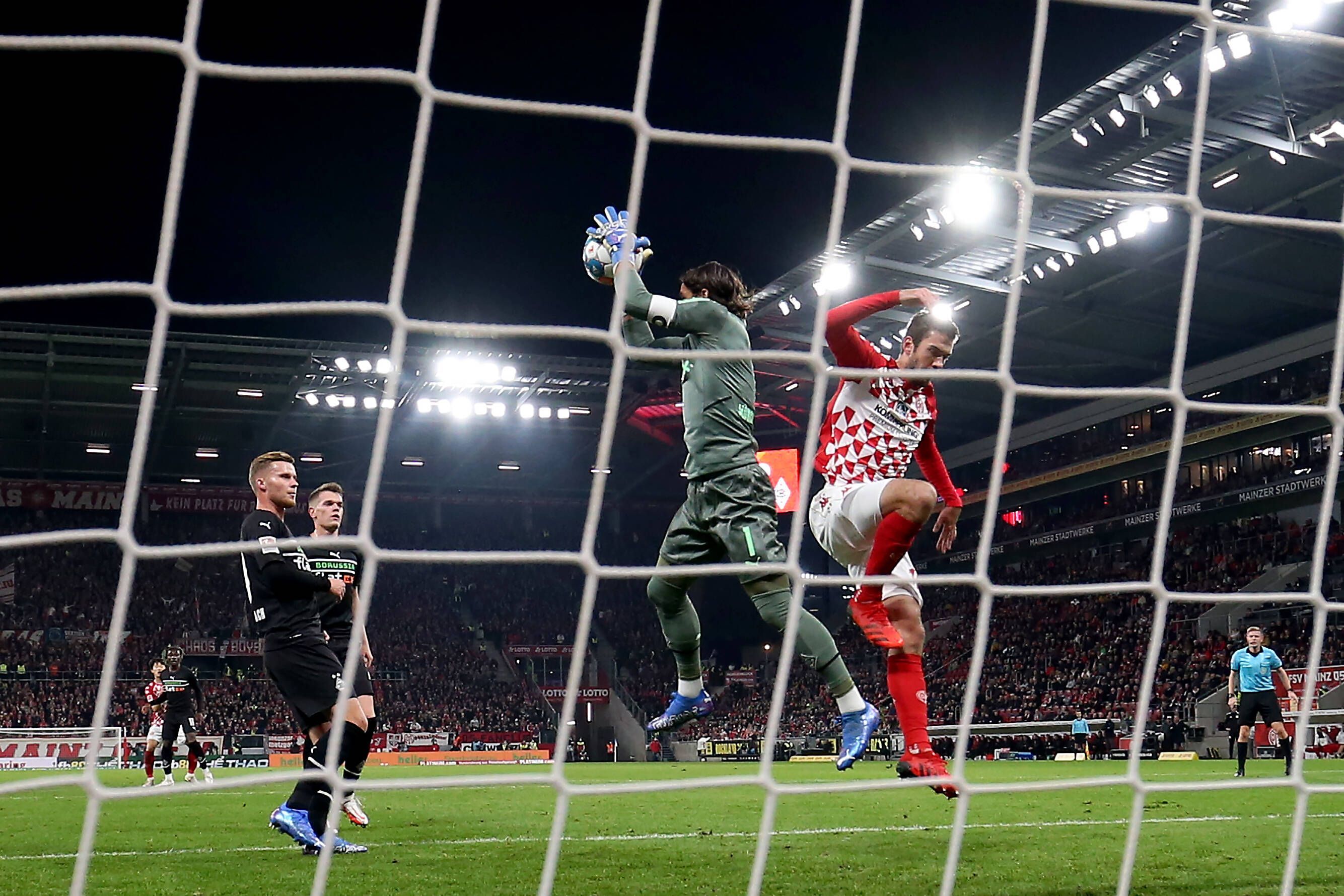 Von links nach rechts: Borussia Mönchengladbachs Torwart Yann Sommer verhindert einen Schuss von Mainz-Spieler und Stefan Bell.