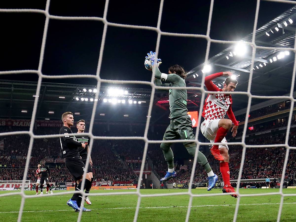 Von links nach rechts: Borussia Mönchengladbachs Torwart Yann Sommer verhindert einen Schuss von Mainz-Spieler und Stefan Bell.