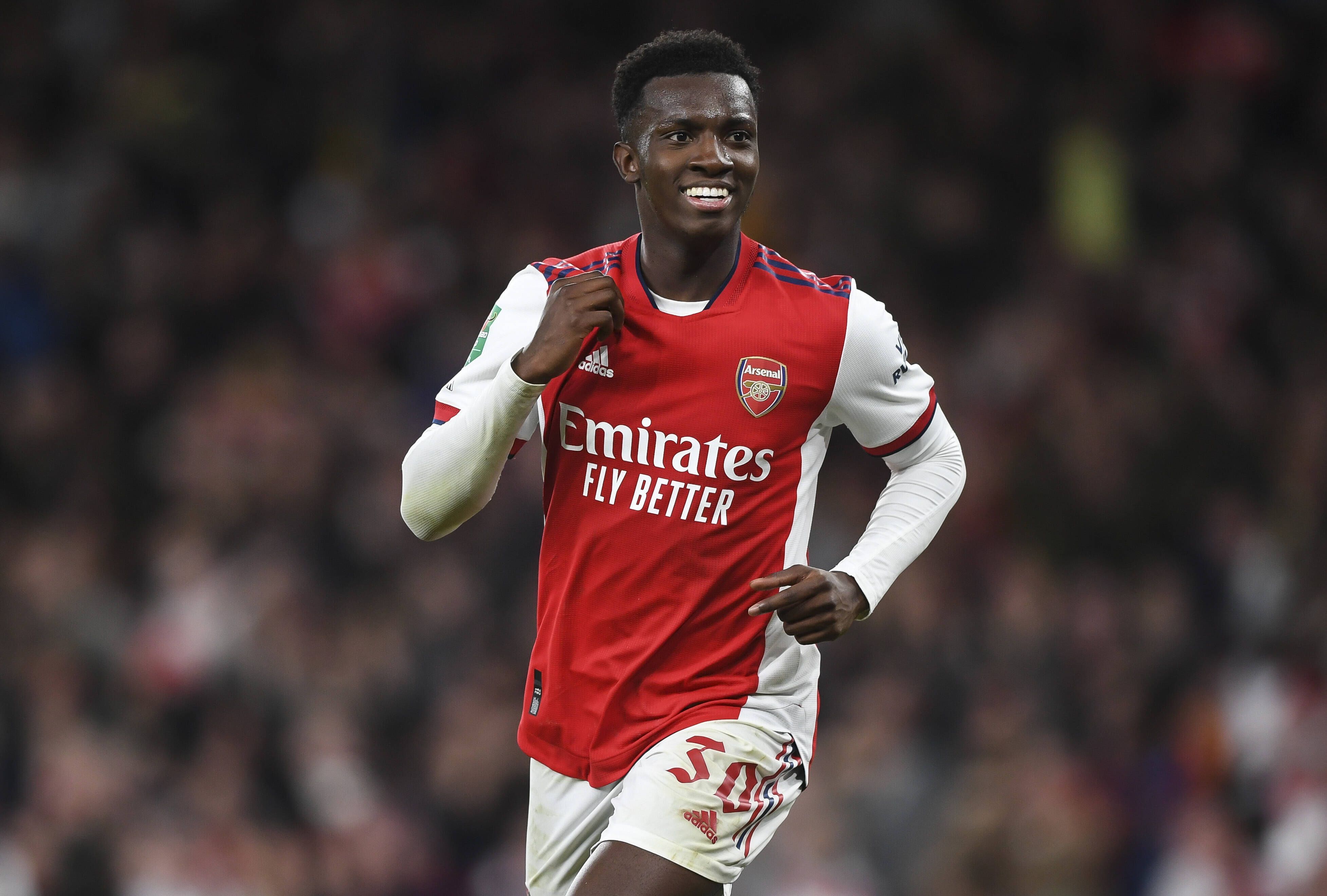 Eddie Nketiah vom FC Arsenal soll von Borussia Mönchengladbach umworben worden sein, nun hat er in London verlängert. Dieses Foto zeigt ihn am 26. Oktober 2021 beim Spiel gegen Leeds United. Nketiah jubelt über ein Tor.