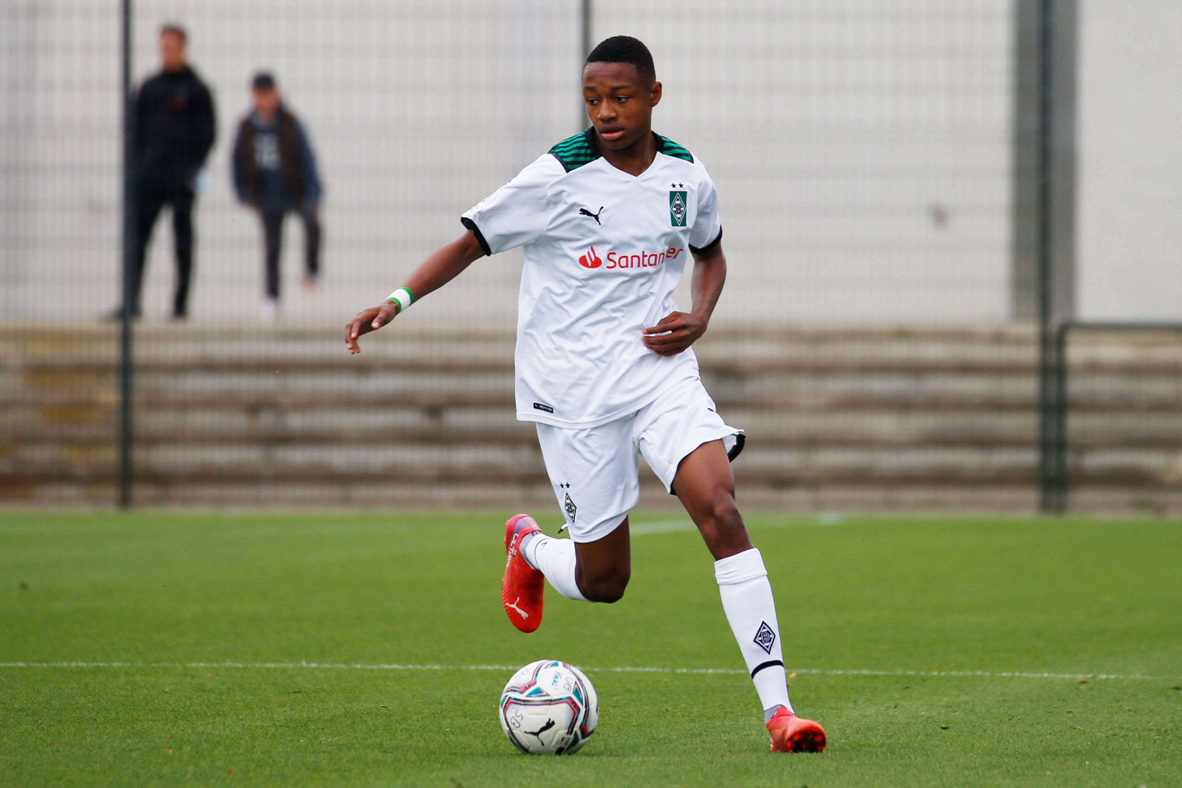 Yvandro Borges Sanches aus der U19 von Borussia Mönchengladbach am 3. Oktober 2021 beim  A-Junioren - BL - Match gegen den SC Paderborn am Ball.