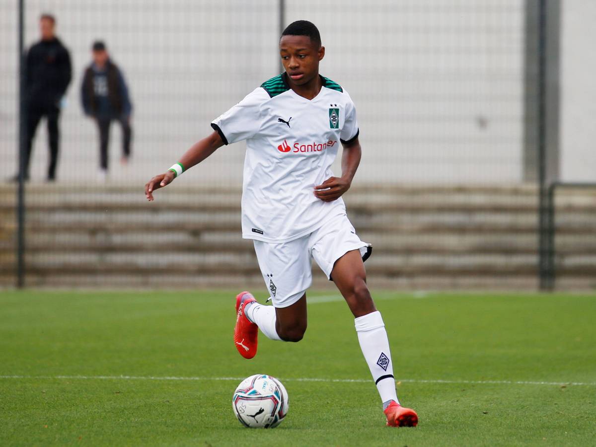 Yvandro Borges Sanches aus der U19 von Borussia Mönchengladbach am 3. Oktober 2021 beim A-Junioren - BL - Match gegen den SC Paderborn am Ball.